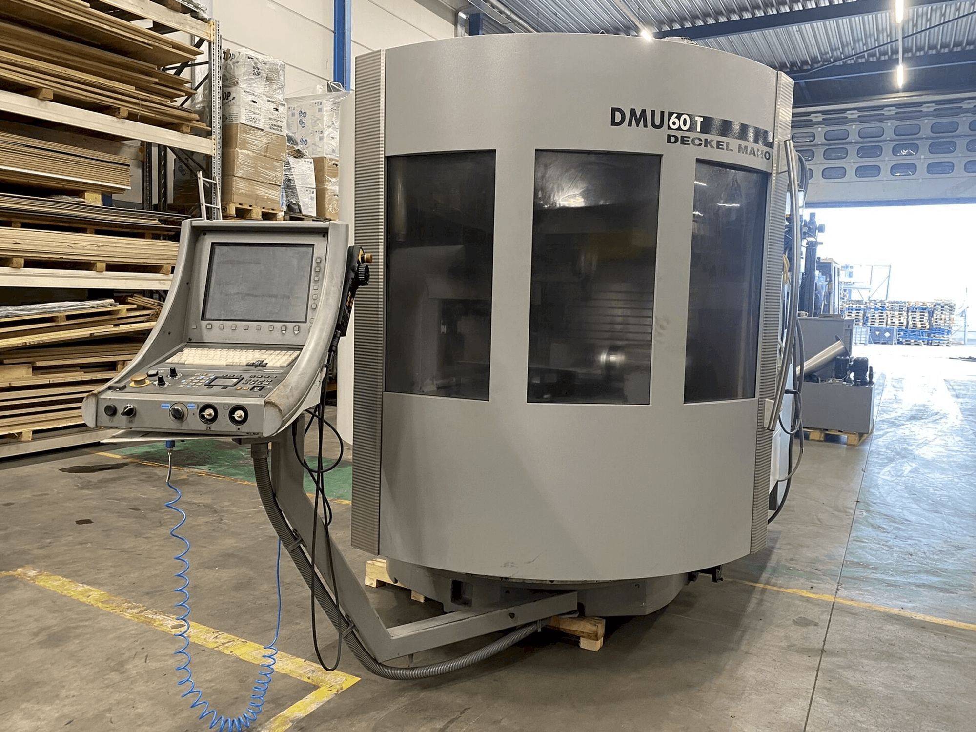 Koneen DECKEL MAHO DMU60T etunäkymä