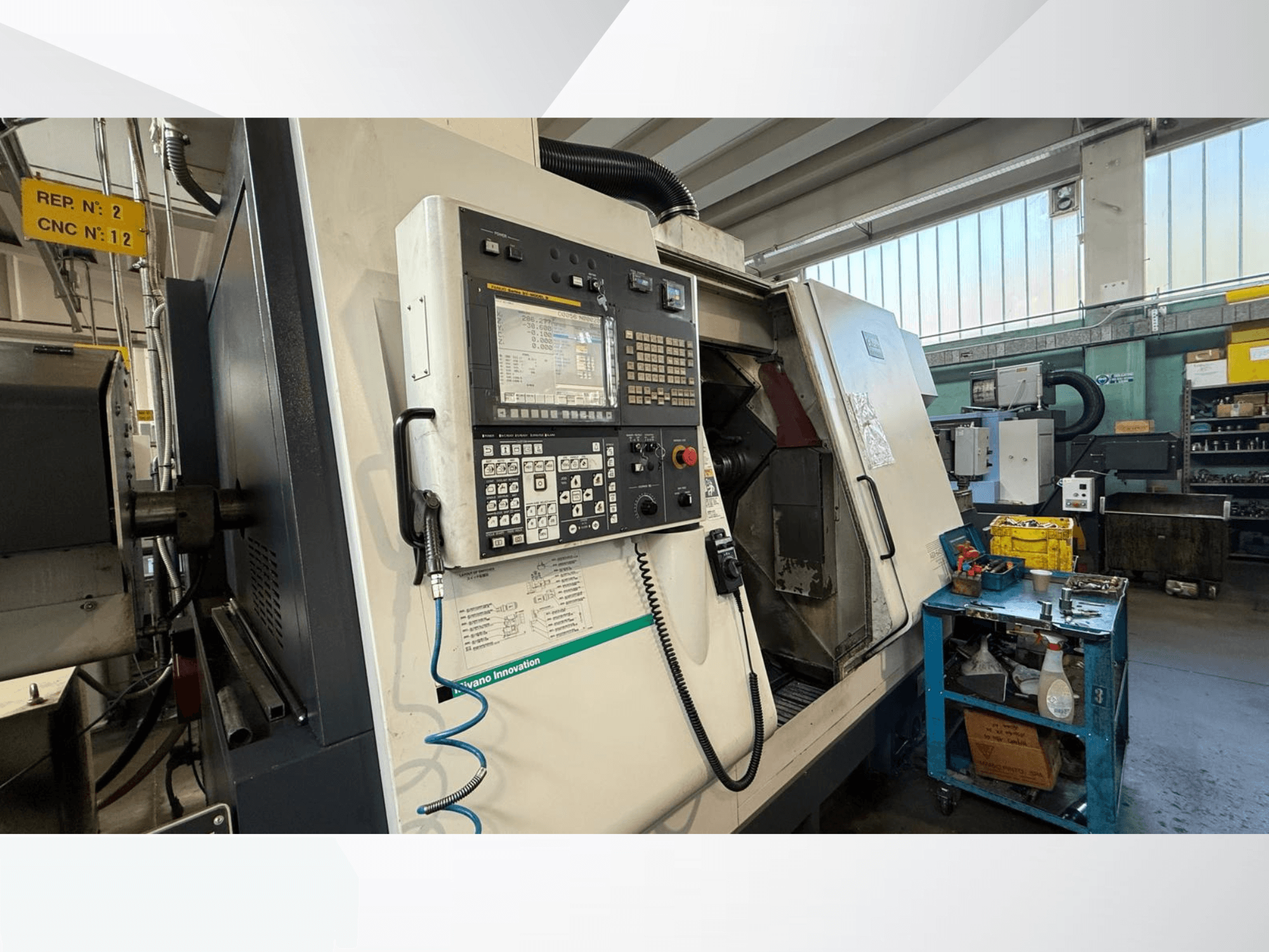 Miyano ABX64 YY2 vaakasuuntainen sorvauskone etukuvassa, jossa on ohjauspaneeli, työkalut ja varusteet työpajassa.