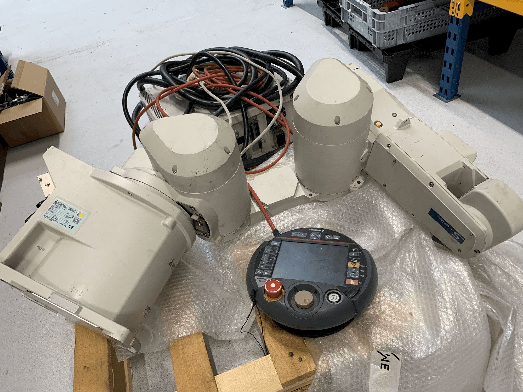 Koneen Mitsubishi Melfa RV 6S etunäkymä