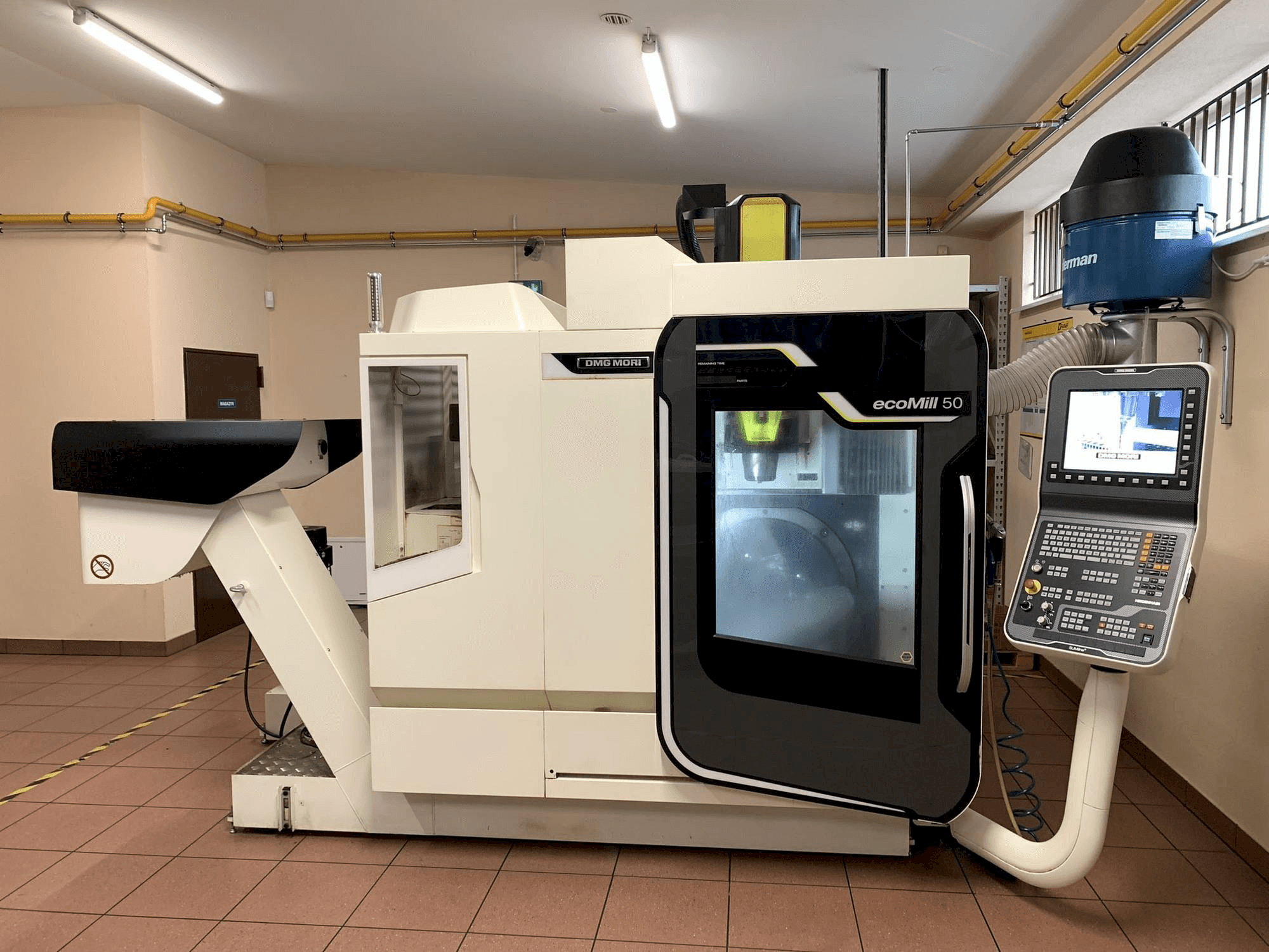 Koneen DMG MORI ecoMill 50 etunäkymä