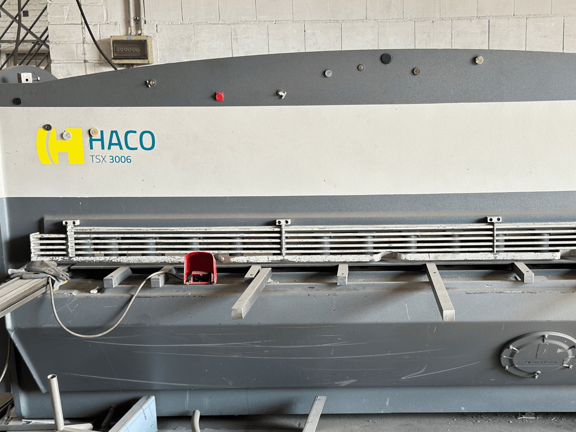 HACO TSX3006 MOT hydraulinen leikkauskone, etukuva, jossa on metalliset leikkuuterät ja ohjauspaneeli, jossa näkyy toiminnallisia yksityiskohtia.