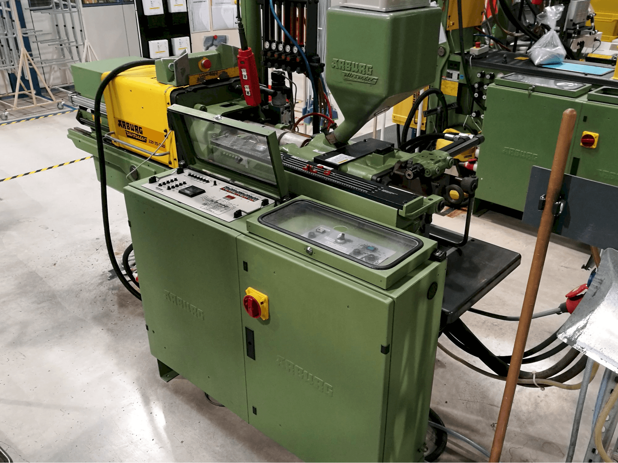 Koneen Arburg oikea näkymä Allrounder 221-75-350