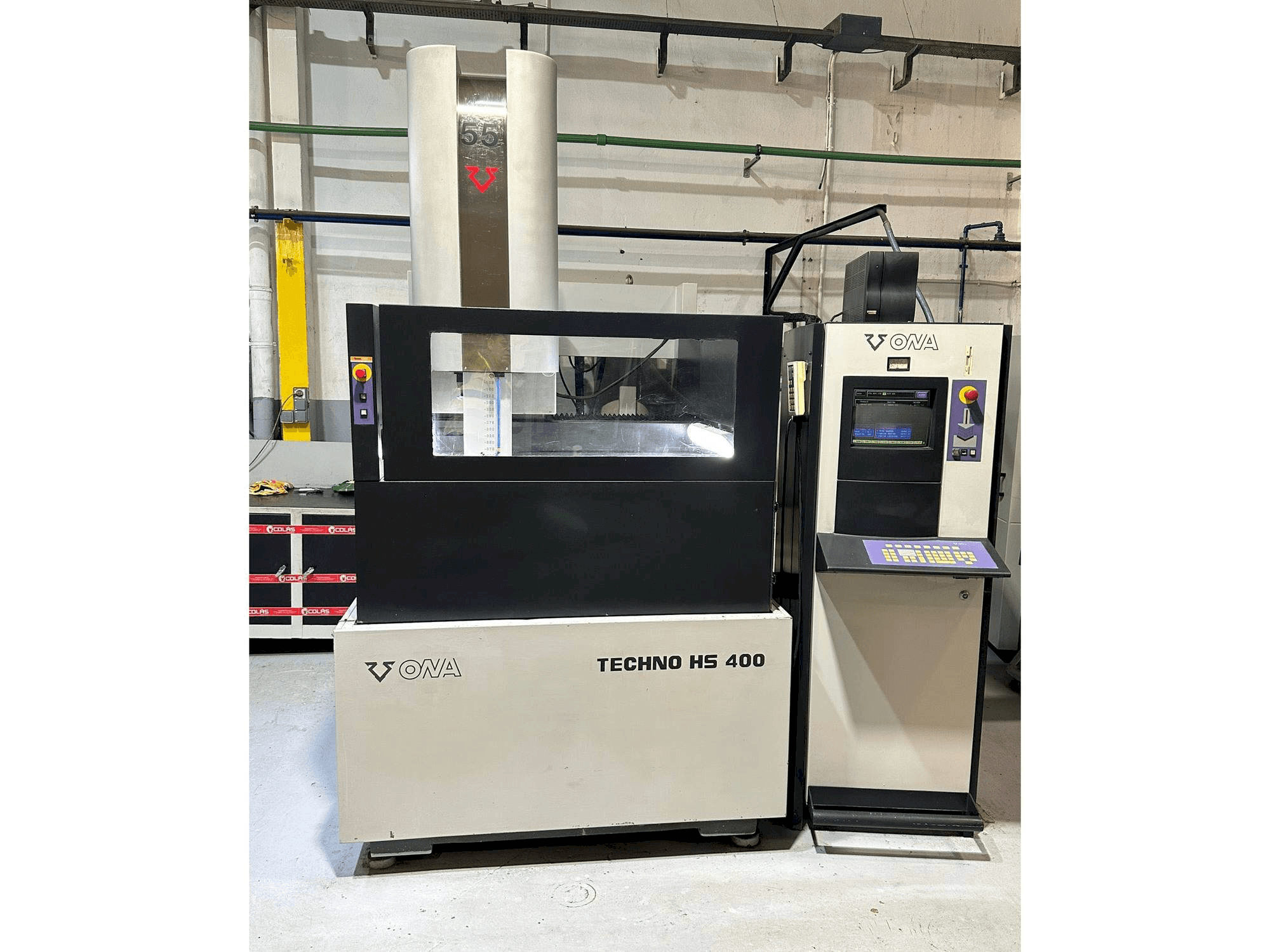 Koneen ONA HS 400 etunäkymä