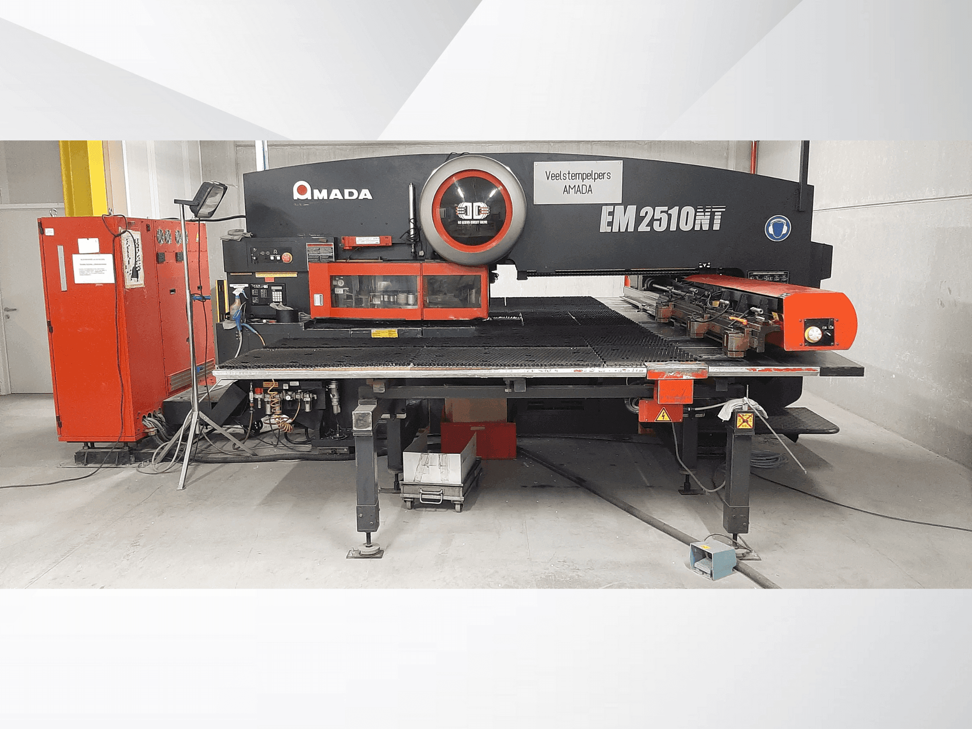 Koneen AMADA EM2510NT etunäkymä