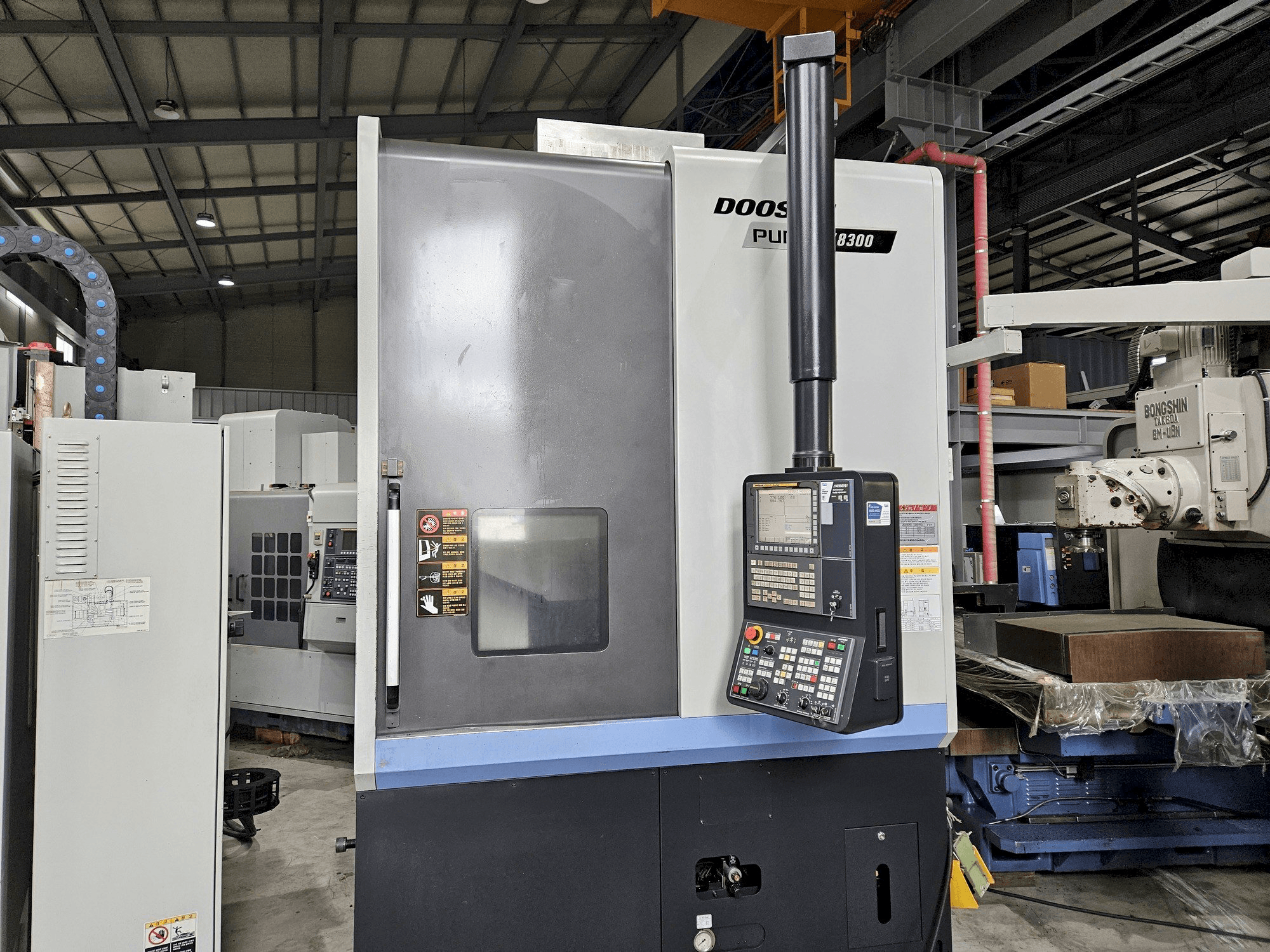 Koneen DOOSAN PUMA V8300 etunäkymä