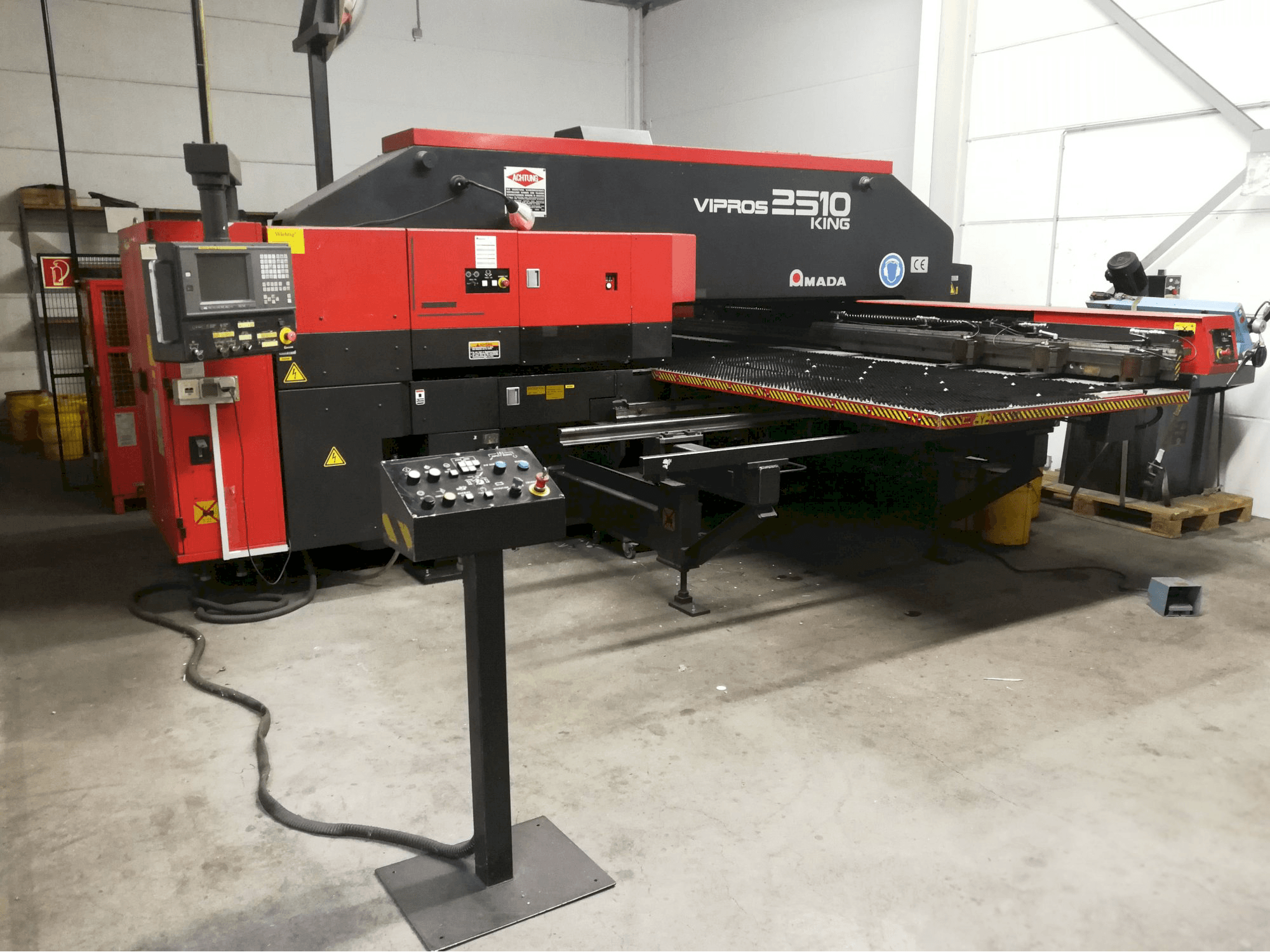 Koneen AMADA etunäkymä Vipros 2510 King