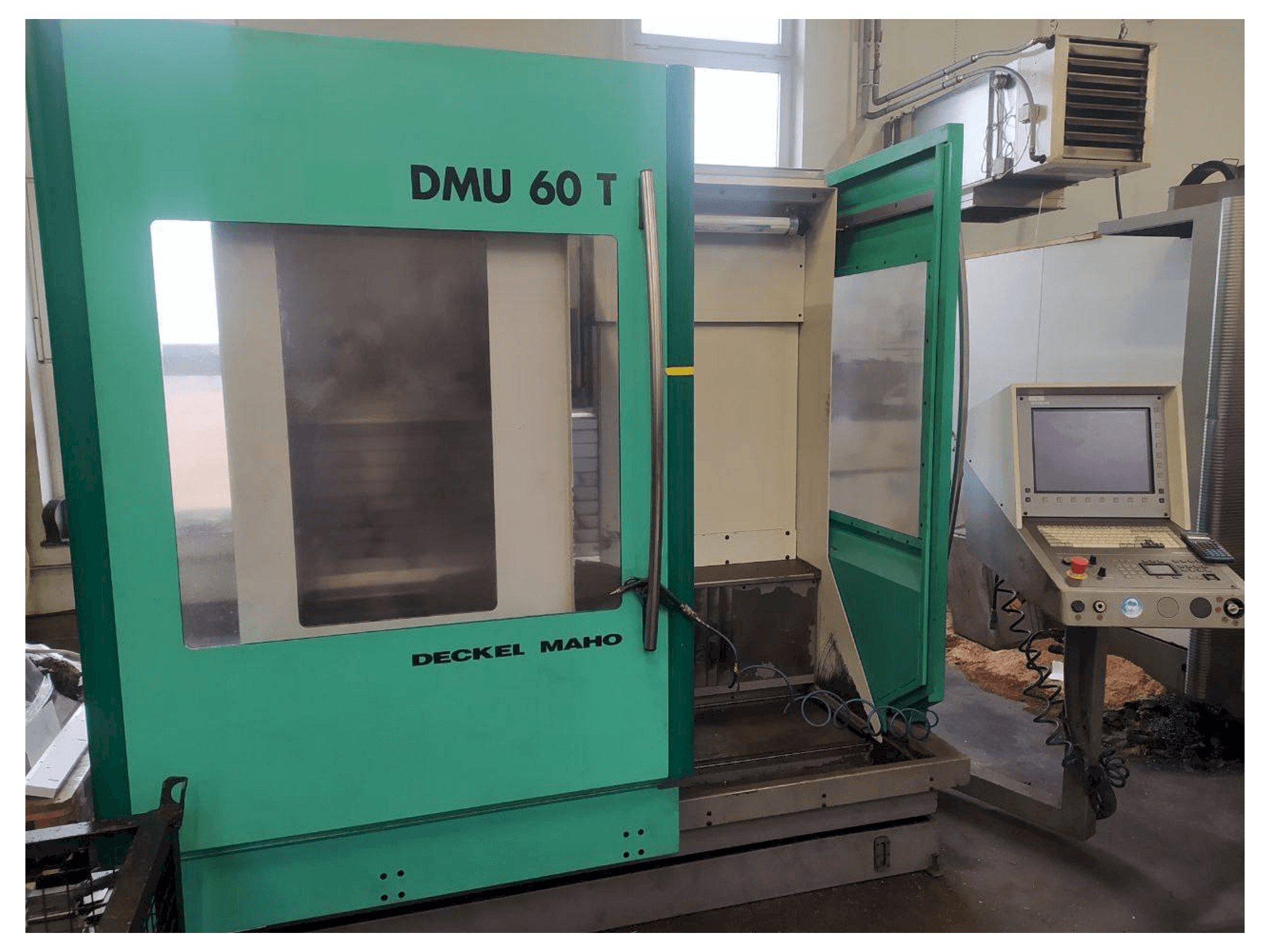 Koneen DECKEL MAHO DMU 60 T etunäkymä