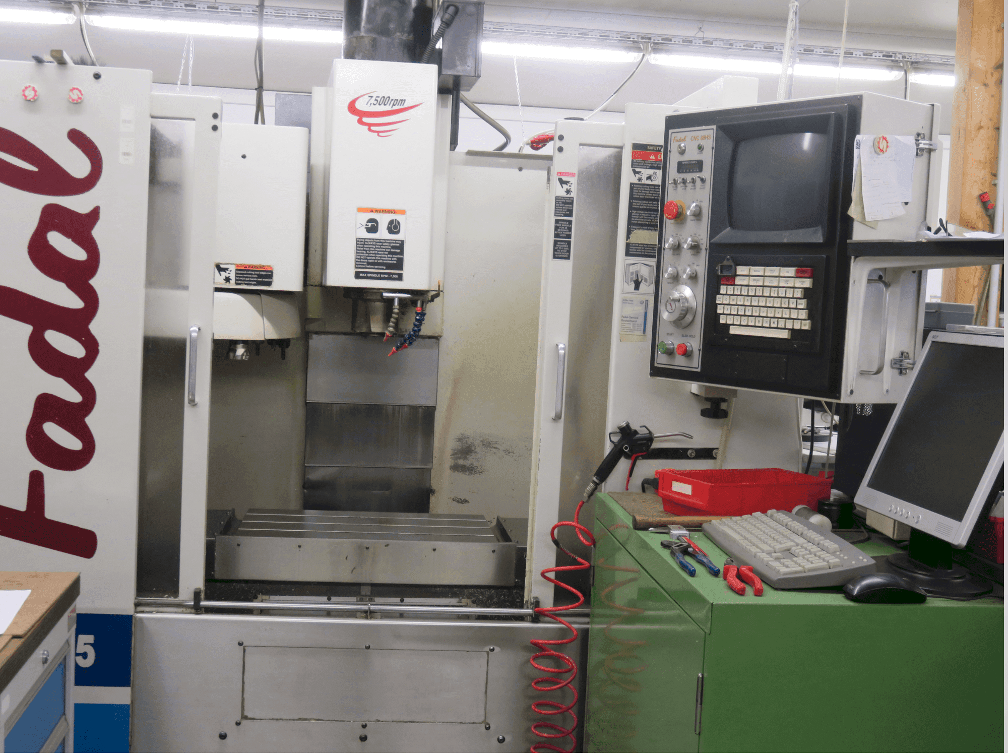 Koneen FADAL VMC 15 etunäkymä