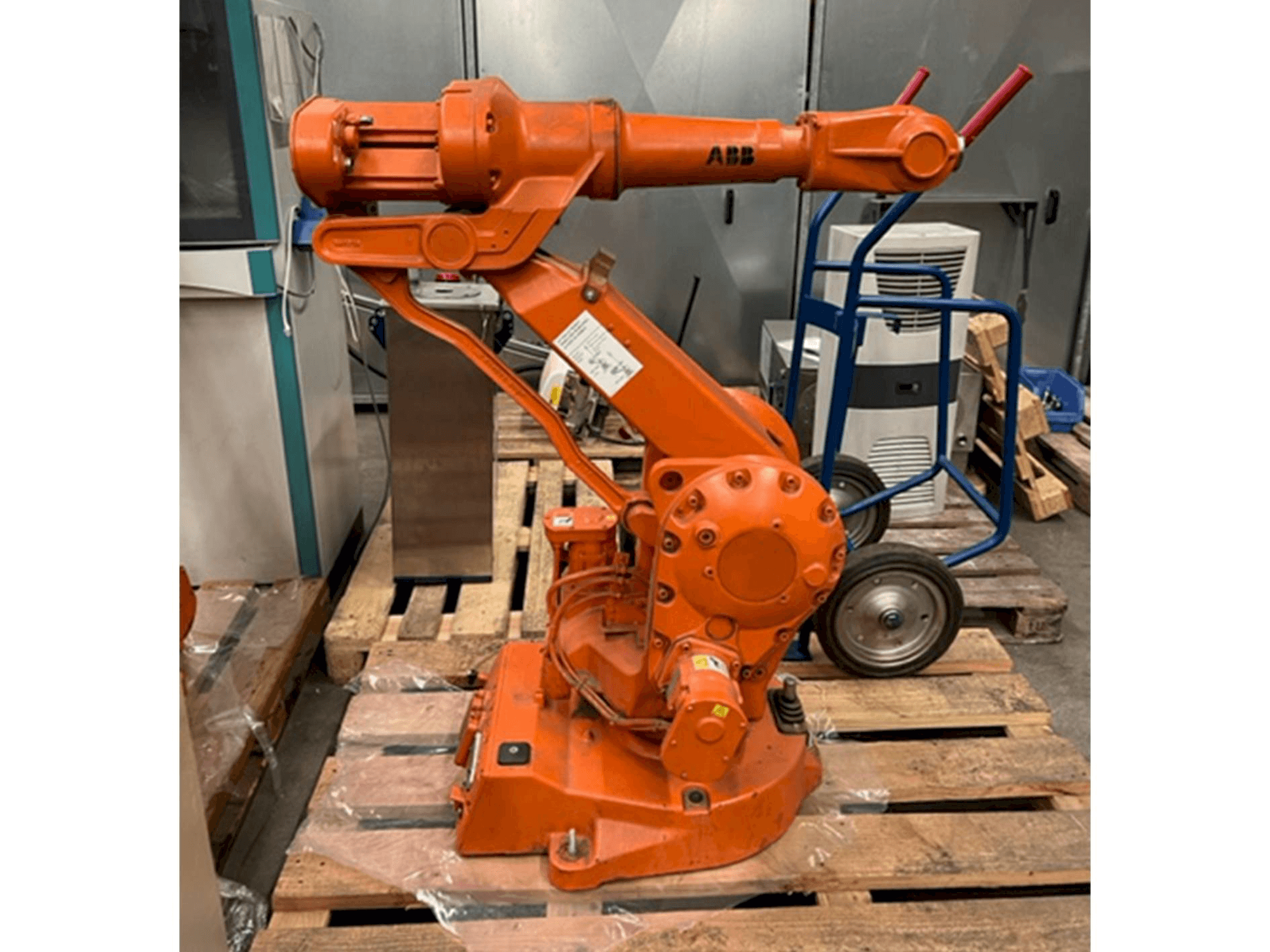 Koneen ABB IRB 2400/16 M2000 etunäkymä