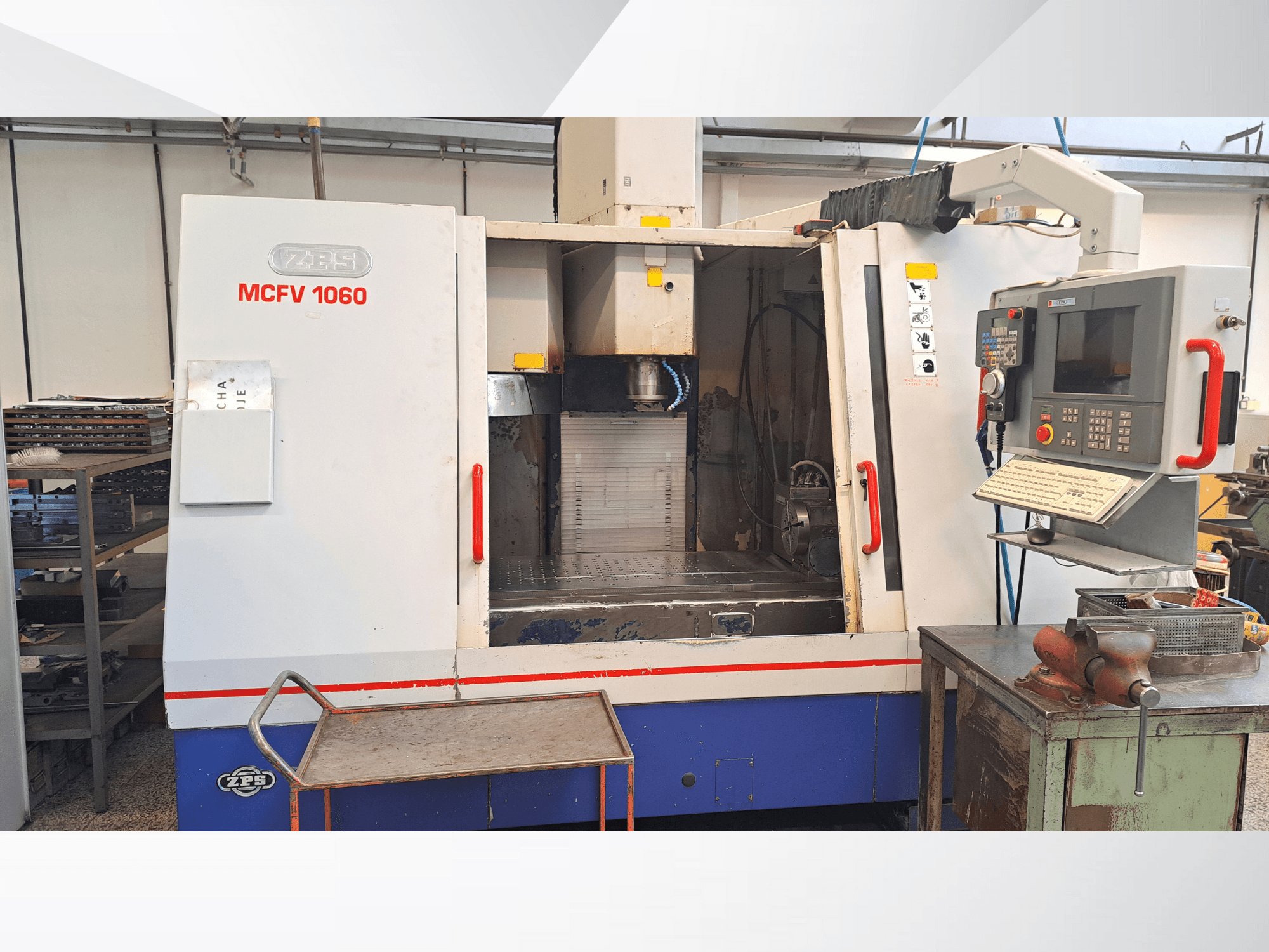 ZPS MCFV 1060 CNC-kone työpajassa, etukuva, jossa näkyy ohjauspaneeli, kara ja työalue; metallinharmaa ja sininen väri.