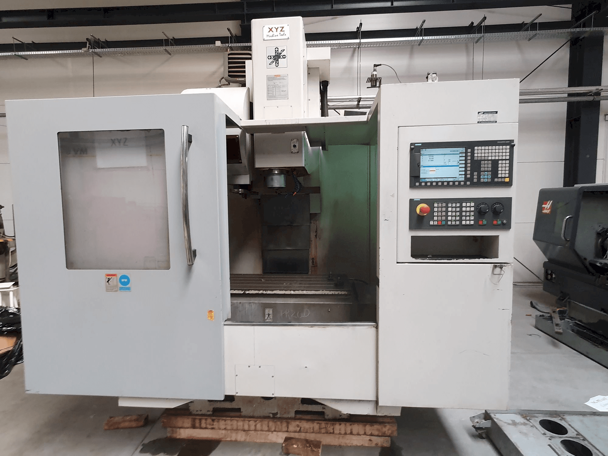 Koneen XYZ 1020 VMC etunäkymä