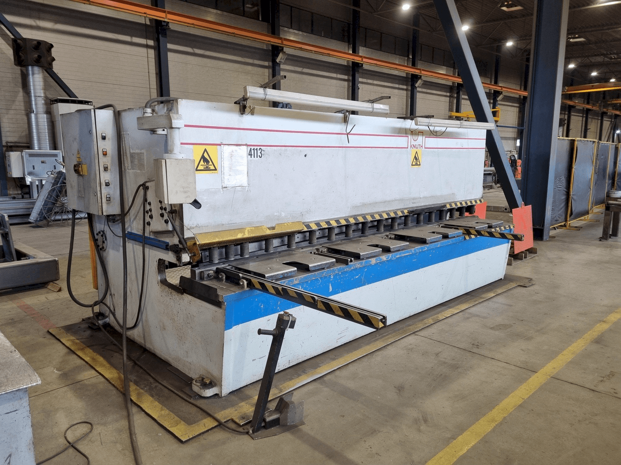Koneen KNUTH KHT 4113 vasemman sivun näkymä