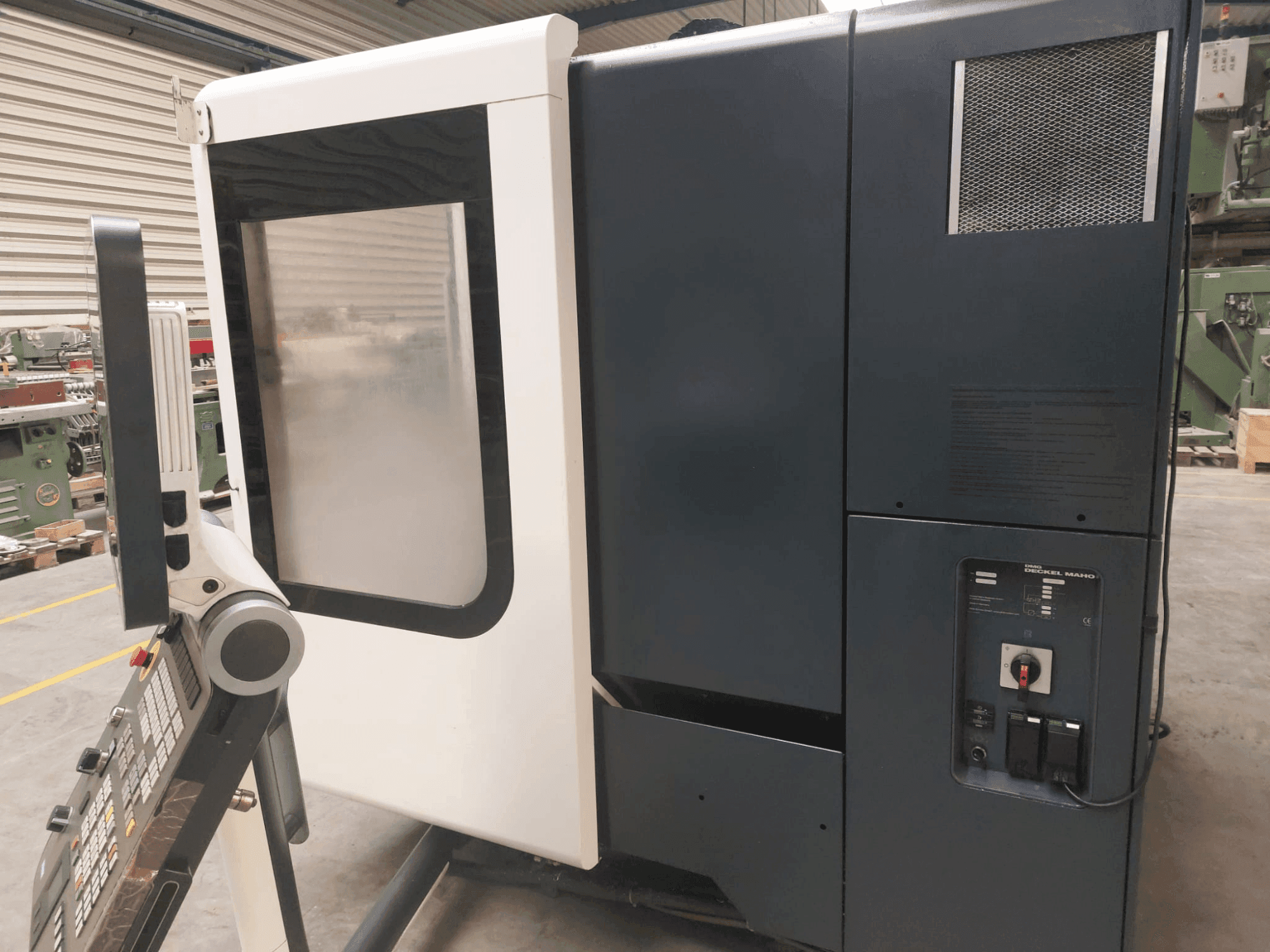 Koneen DMG DECKEL MAHO DMU 50 etunäkymä