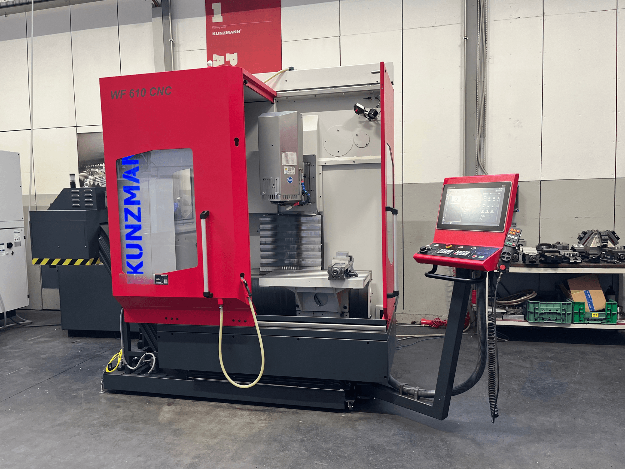 KUNZMANN WF 610 CNC-pystykoneistuskeskus työpajassa, jossa näkyvät ohjauspaneeli ja koneen osat.