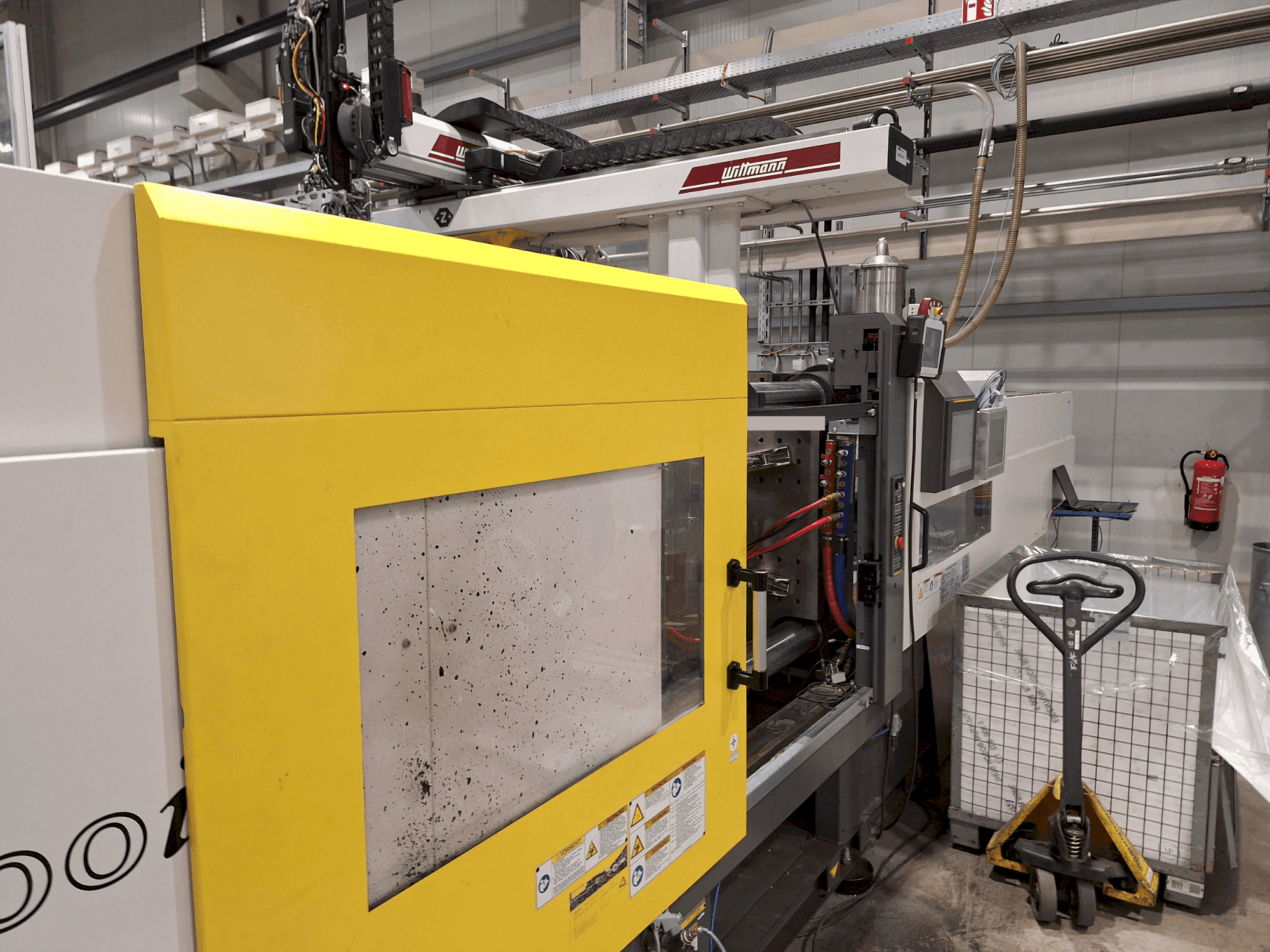 Koneen FANUC Roboshot S300iA etunäkymä