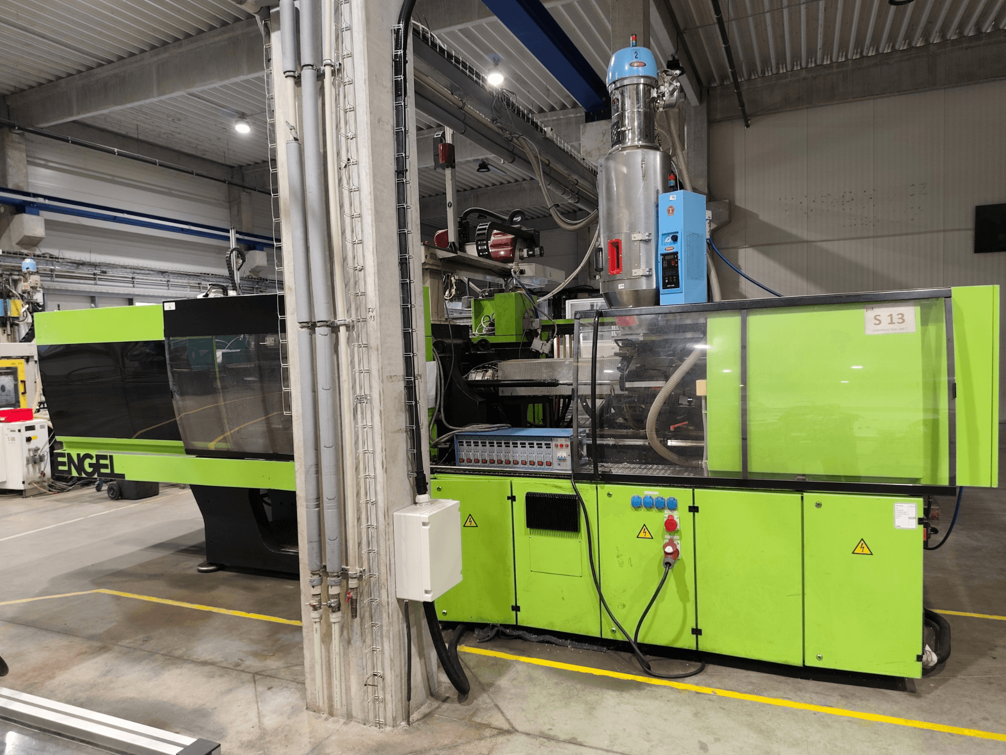 Engel Victory 750/180 -hydraulinen ruiskuvalukone, etunäkymä, jossa näkyy vihreä runko ja ohjauspaneelin yksityiskohdat.