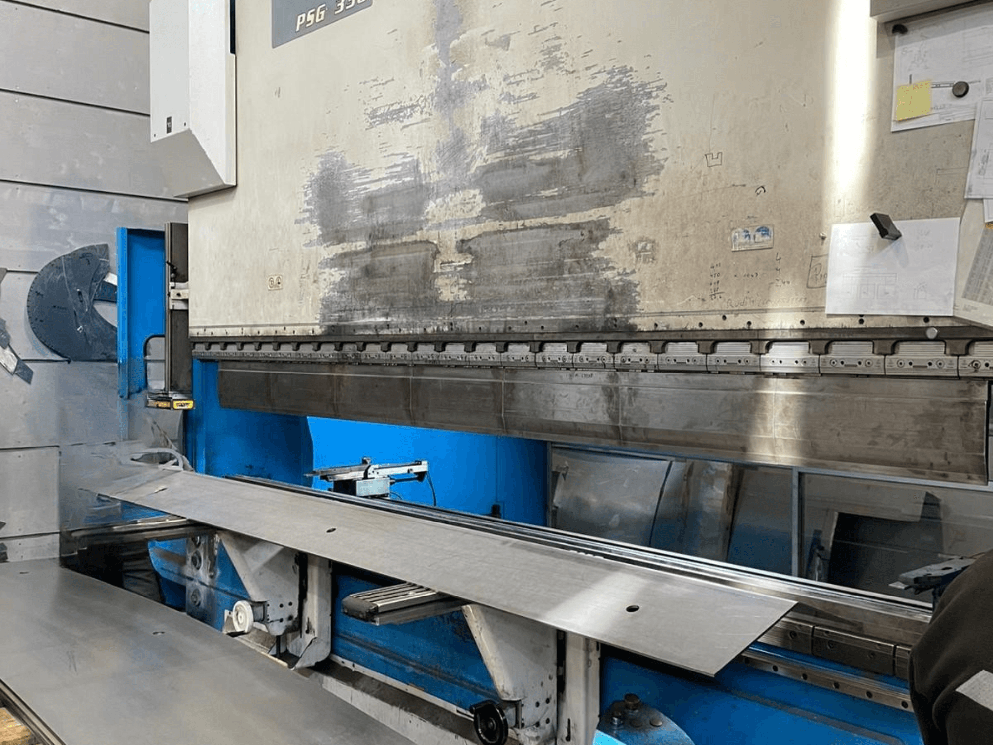 GASPARINI PSG 330/4000 Variante C -puristusjarru työpajassa, jossa näkyy taivutusalue, jossa on metallilevy ja koneen hallintalaitteet.