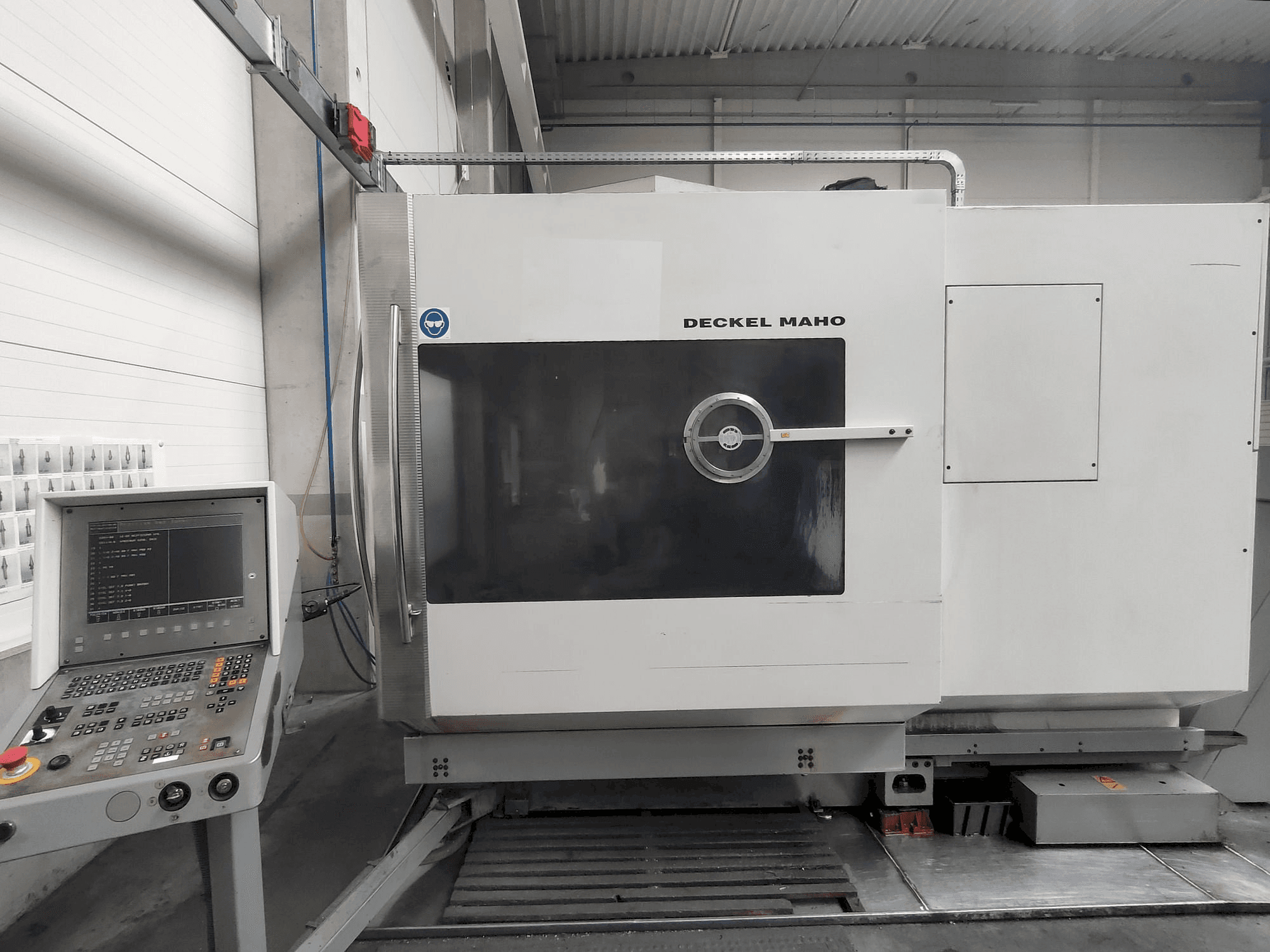 Koneen DECKEL MAHO DMU 60P etunäkymä