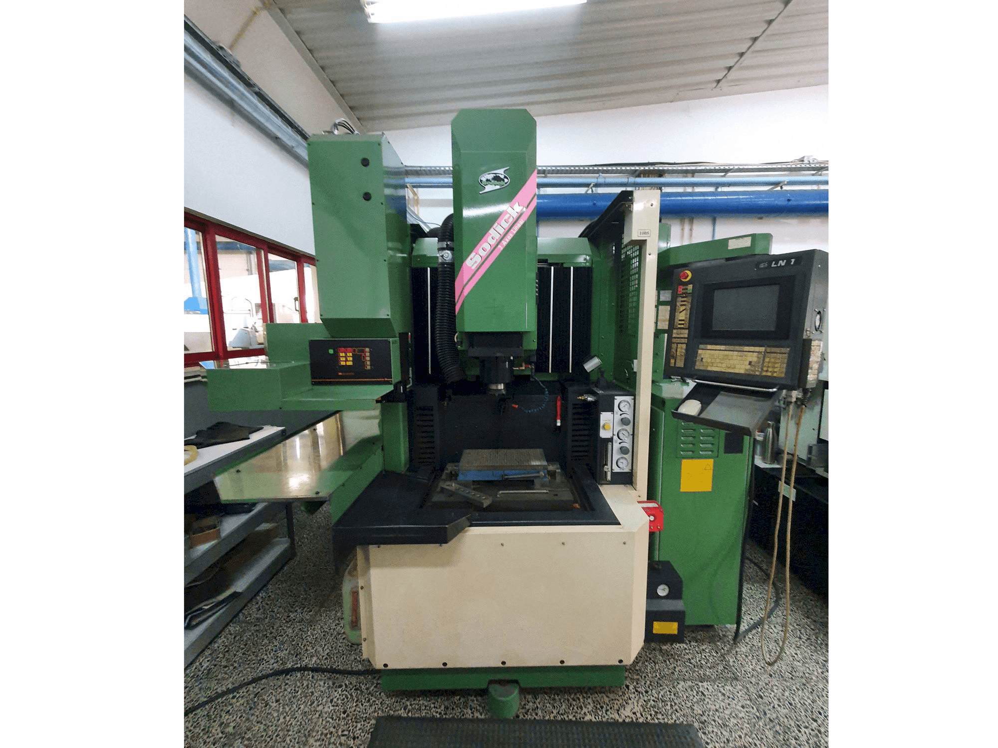 Koneen Sodick AQ35L etunäkymä