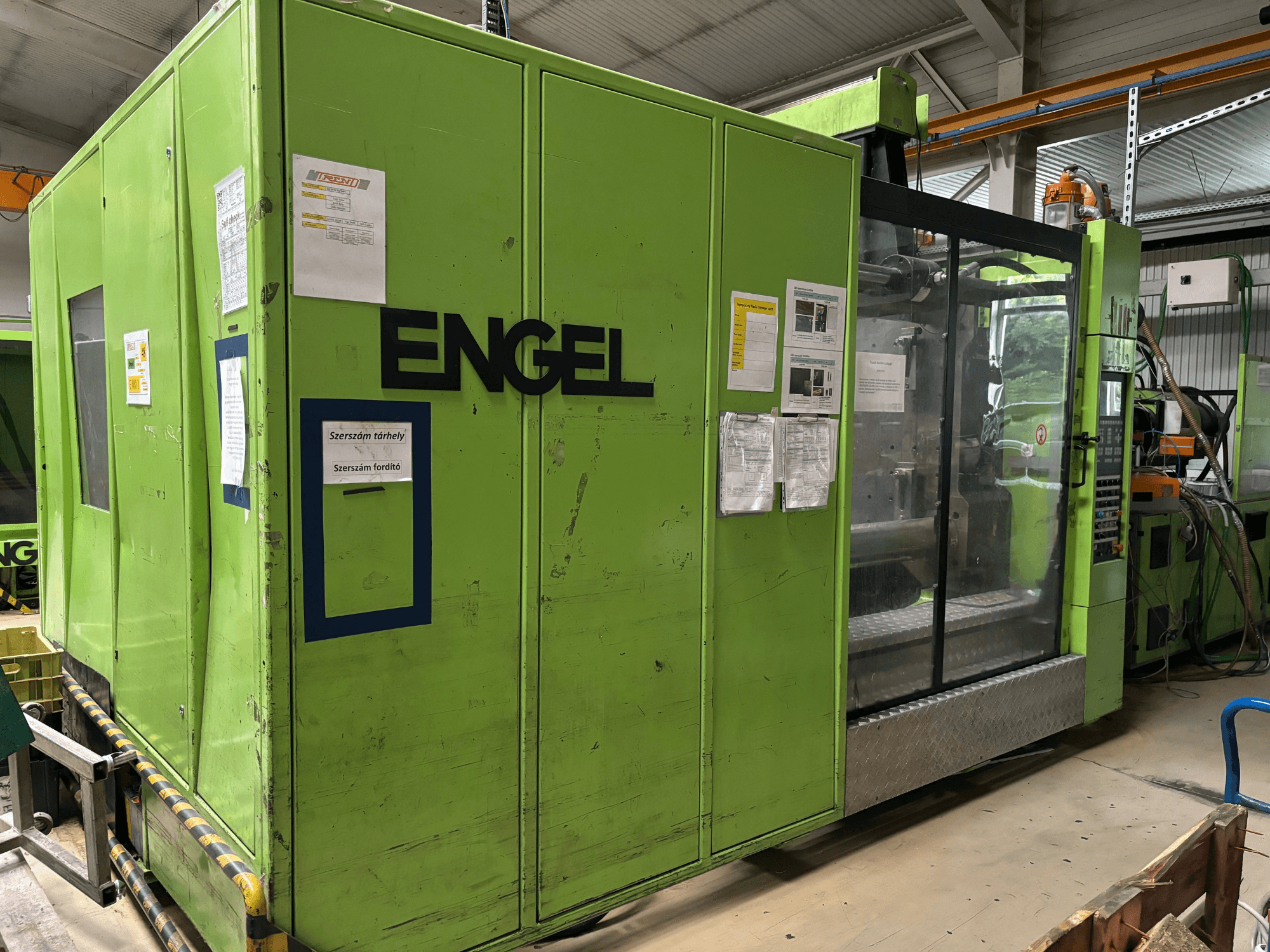 Hydraulinen ruiskuvalukone Engel DUO 5550/800, etukuva, jossa on vihreä ulkokuori ja läpinäkyvä käyttöpaneeli.