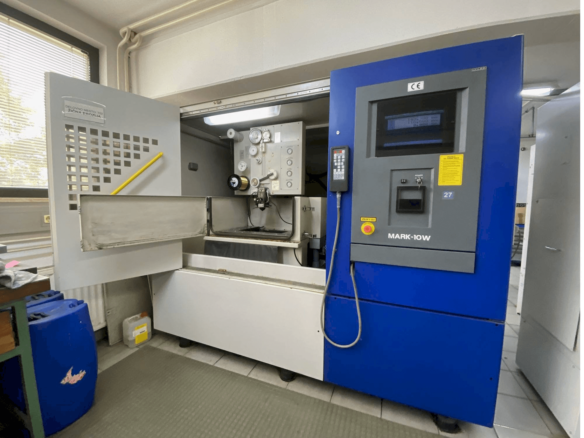 Koneen Hitachi 254Y etunäkymä