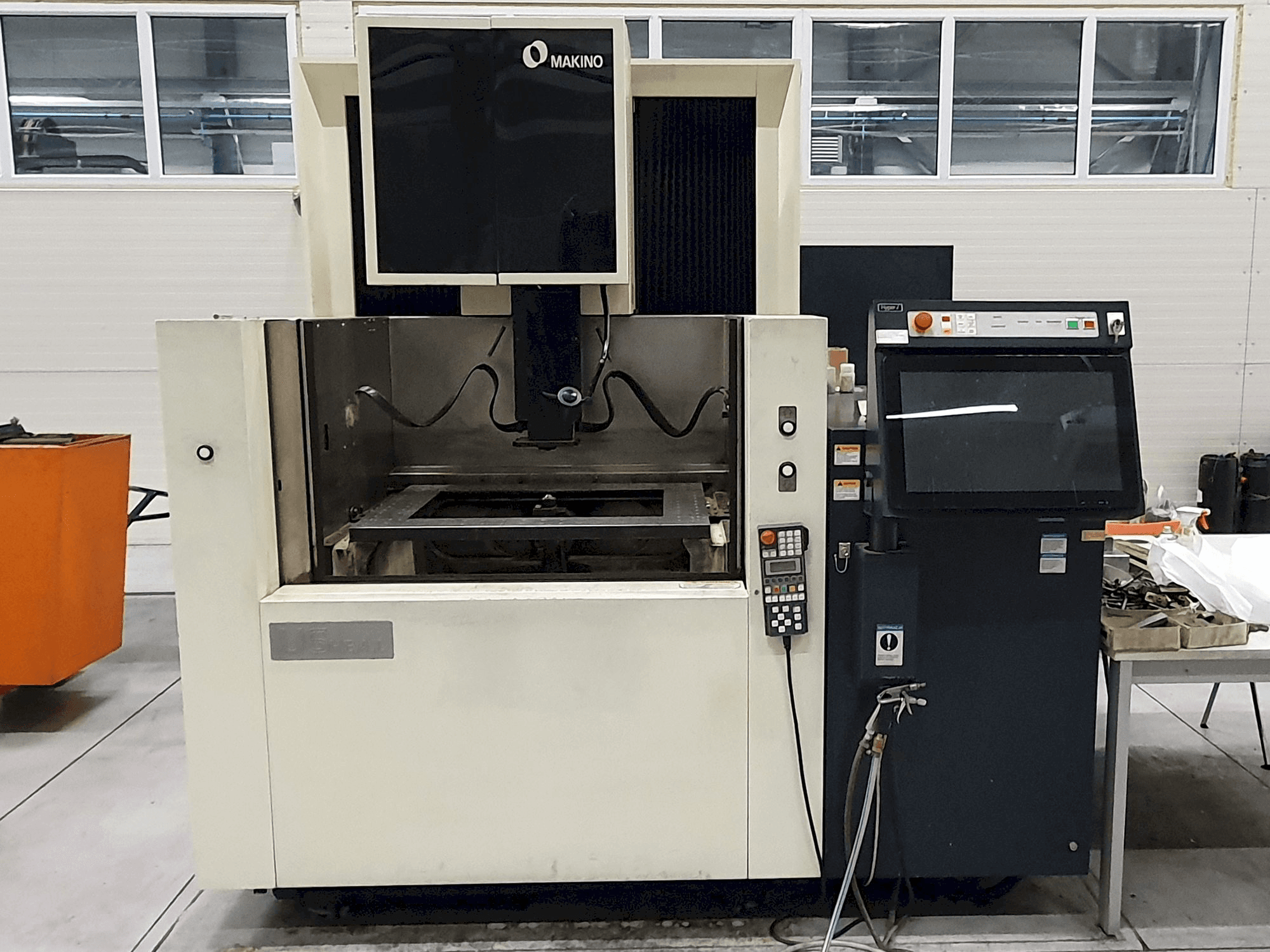 Koneen Makino U6 H.E.A.D. etunäkymä