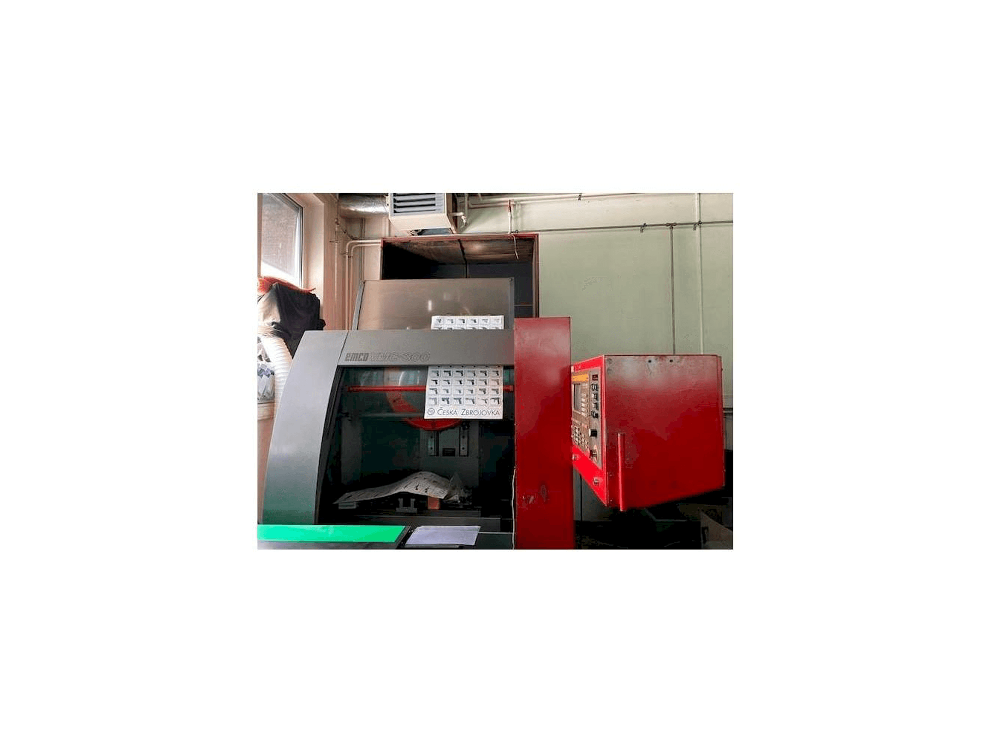 Koneen EMCO VMC 300 etunäkymä