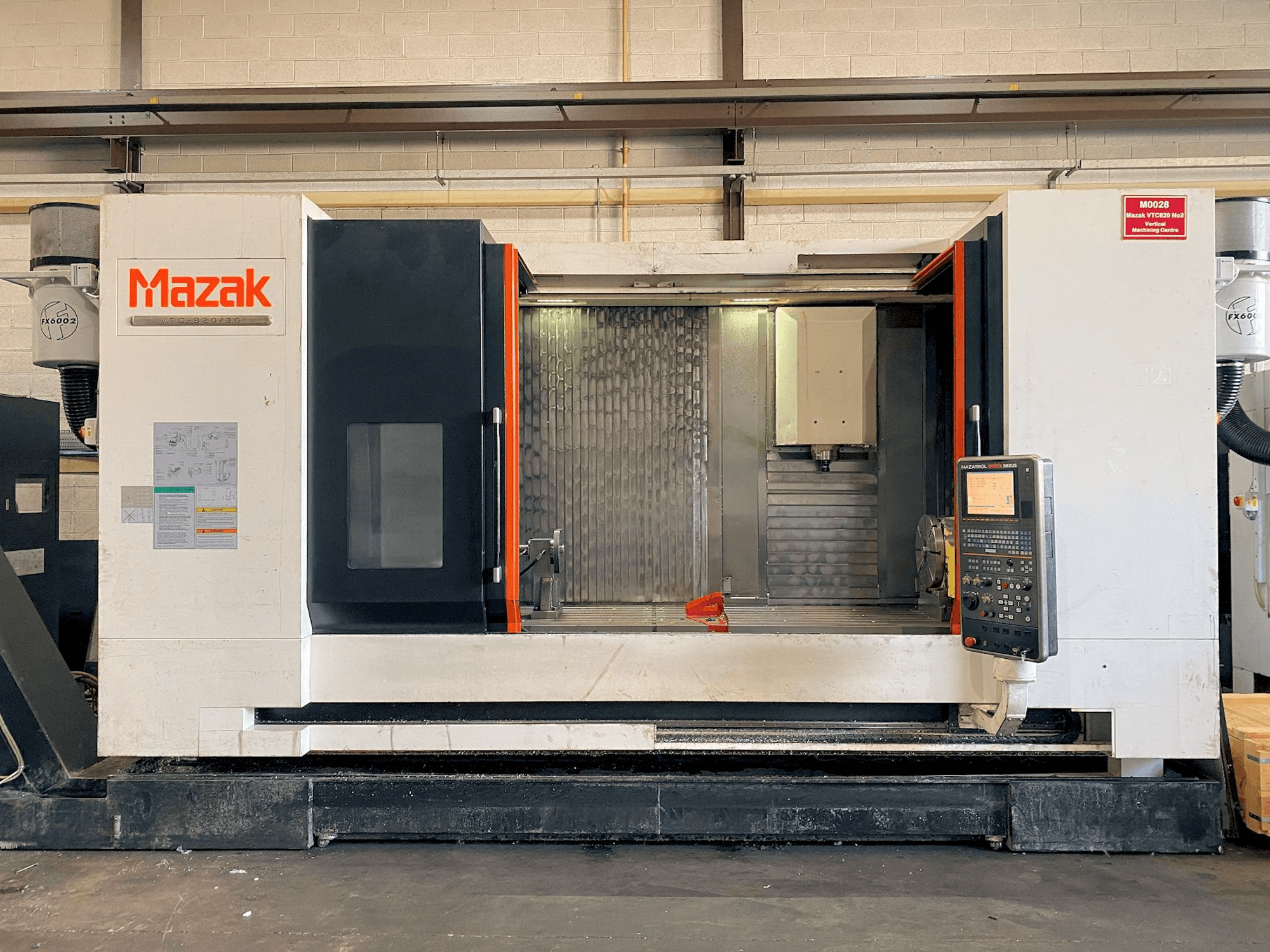Koneen Mazak VTC-820/30 etunäkymä