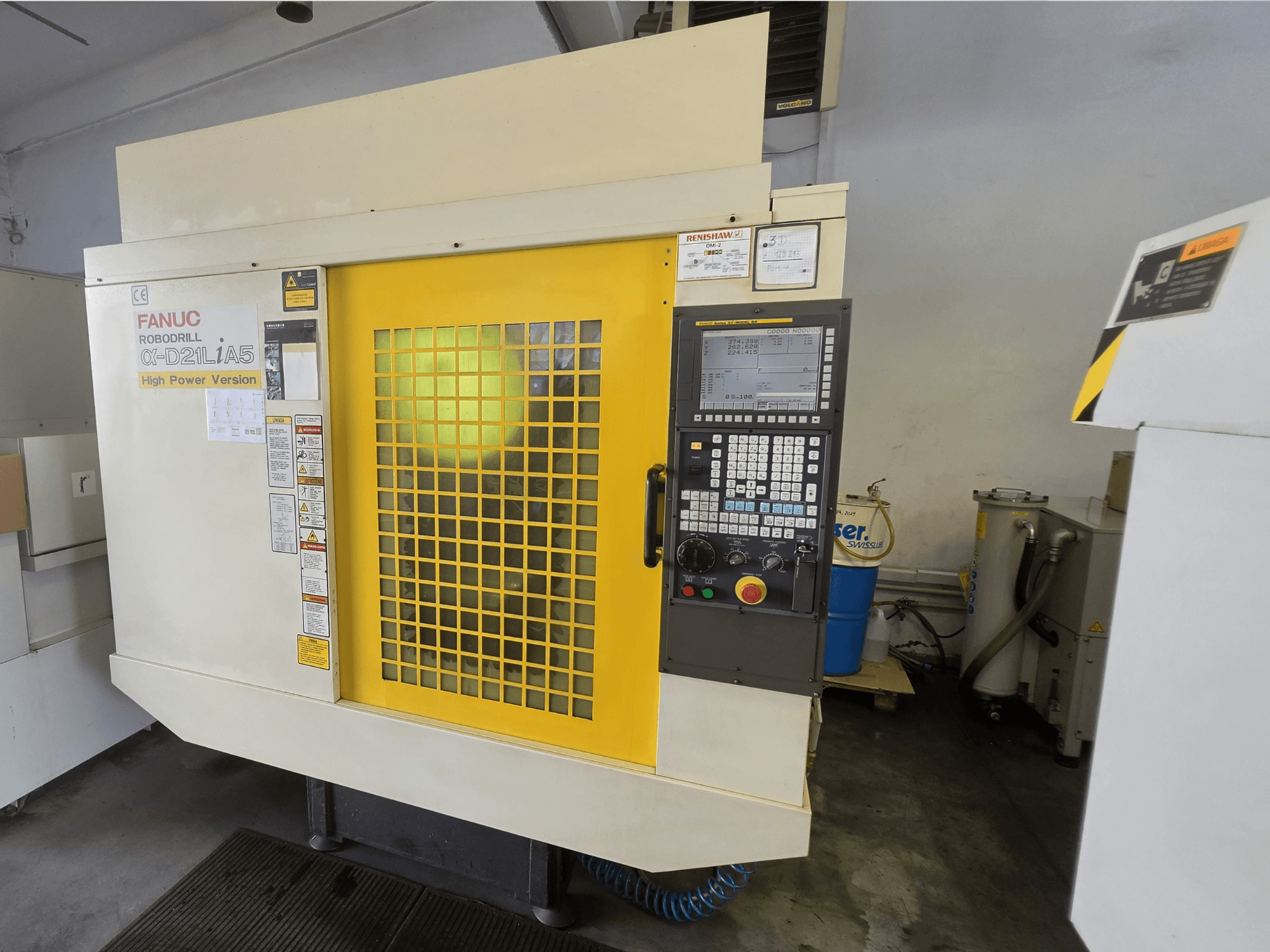 FANUC ROBODRILL alpha-D21LiA5 -pystykoneistuskeskus, etunäkymä, jossa on keltainen turvaovi ja ohjauspaneeli.