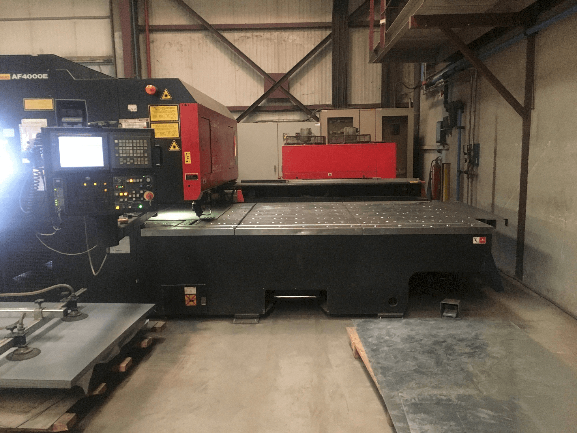 Koneen AMADA LC 2415 A3 etunäkymä