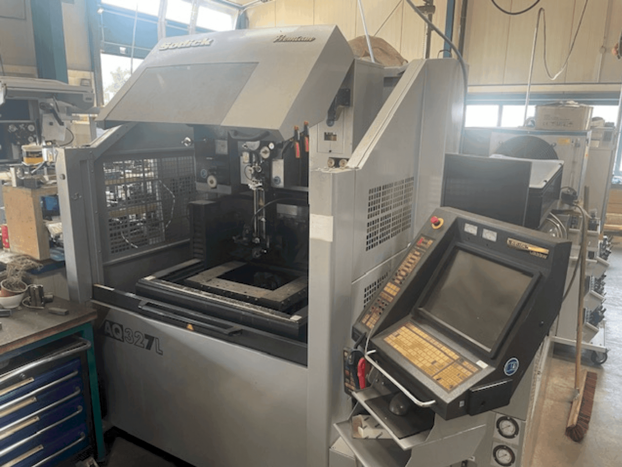 Koneen Sodick AQ327l etunäkymä