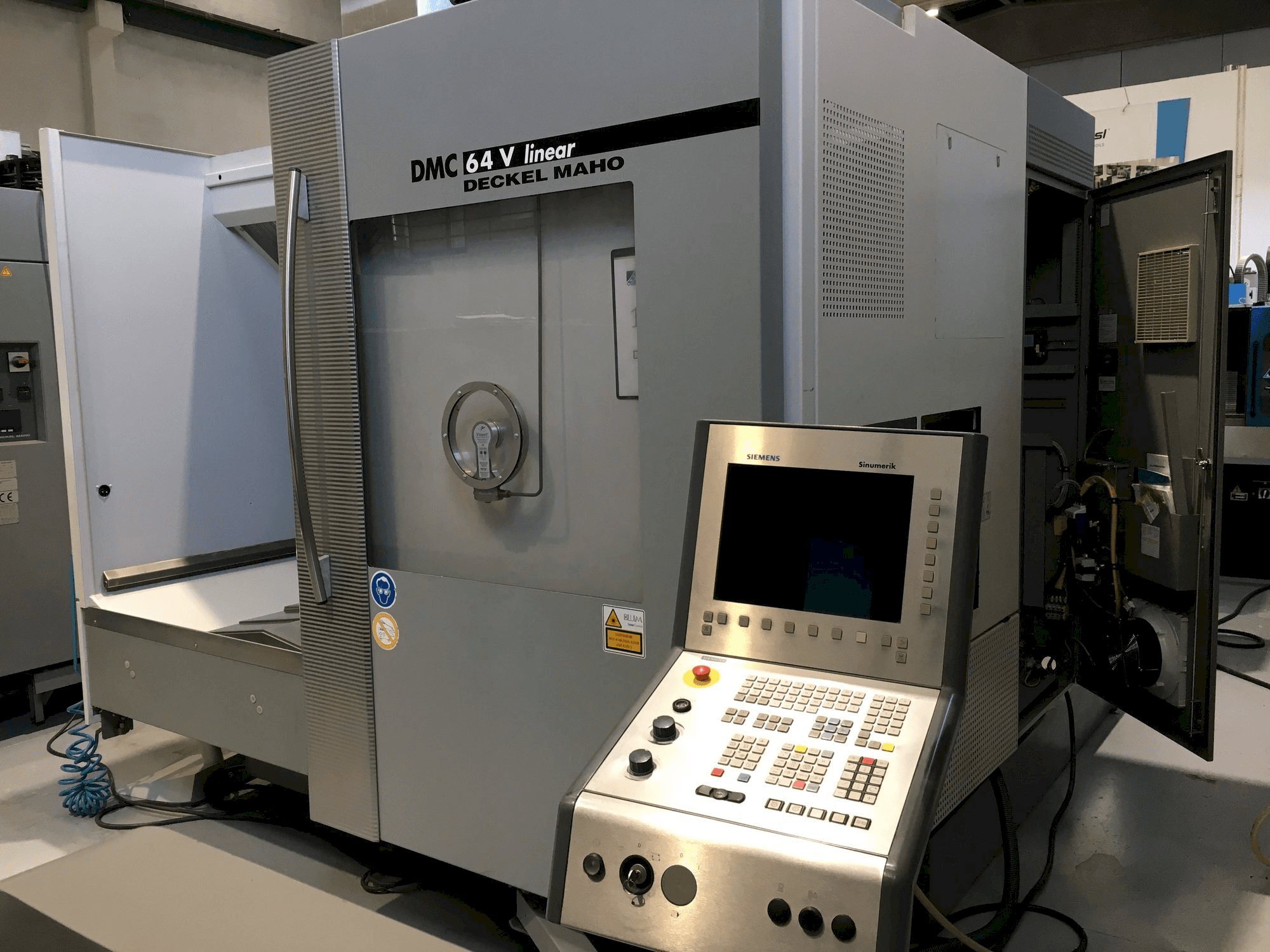 Koneen DECKEL MAHO DMC 64V linear etunäkymä