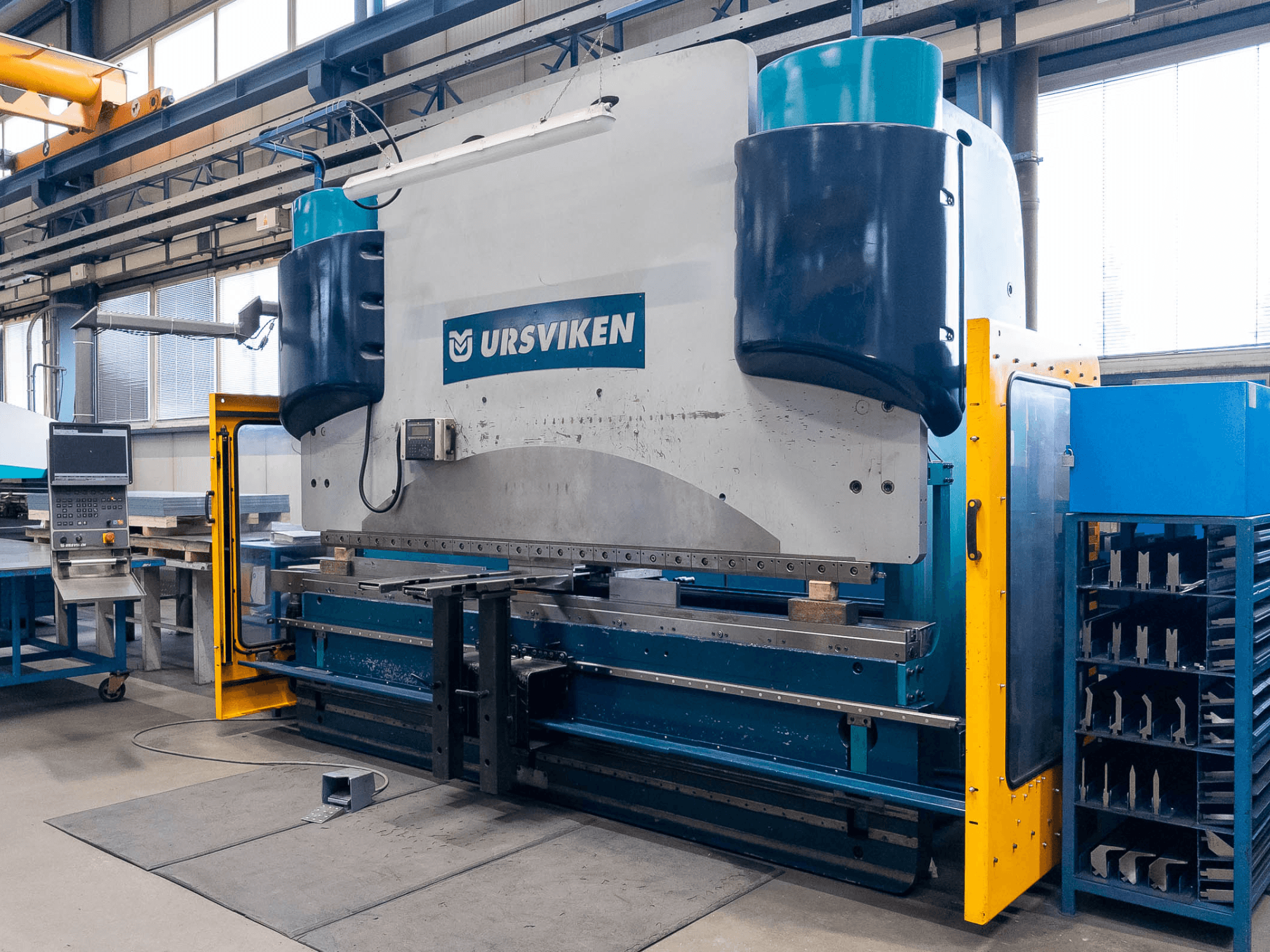 Ursviken Optiflex 130 3.1M -puristusjarru tuotantoympäristössä, etukuva ja ohjauspaneeli.