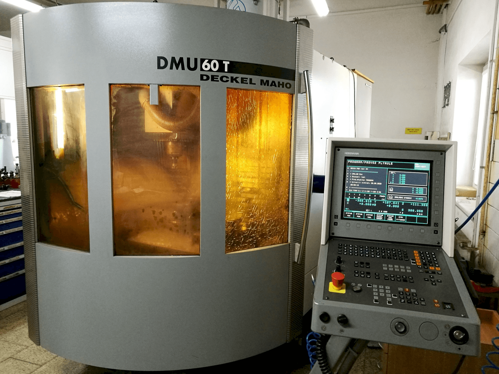 Koneen DECKEL MAHO DMU 60T etunäkymä