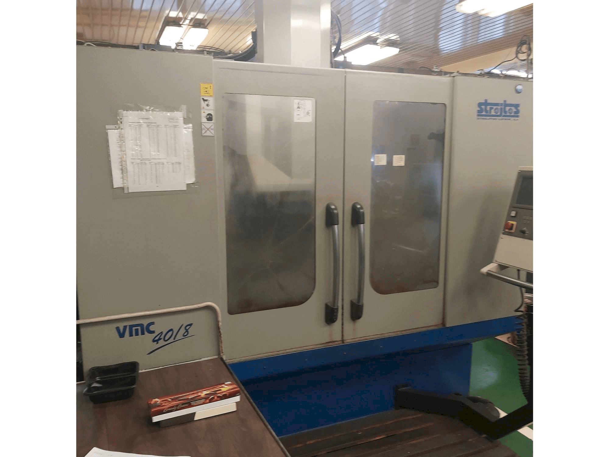 Koneen Strojtos VMC 40/8 etunäkymä