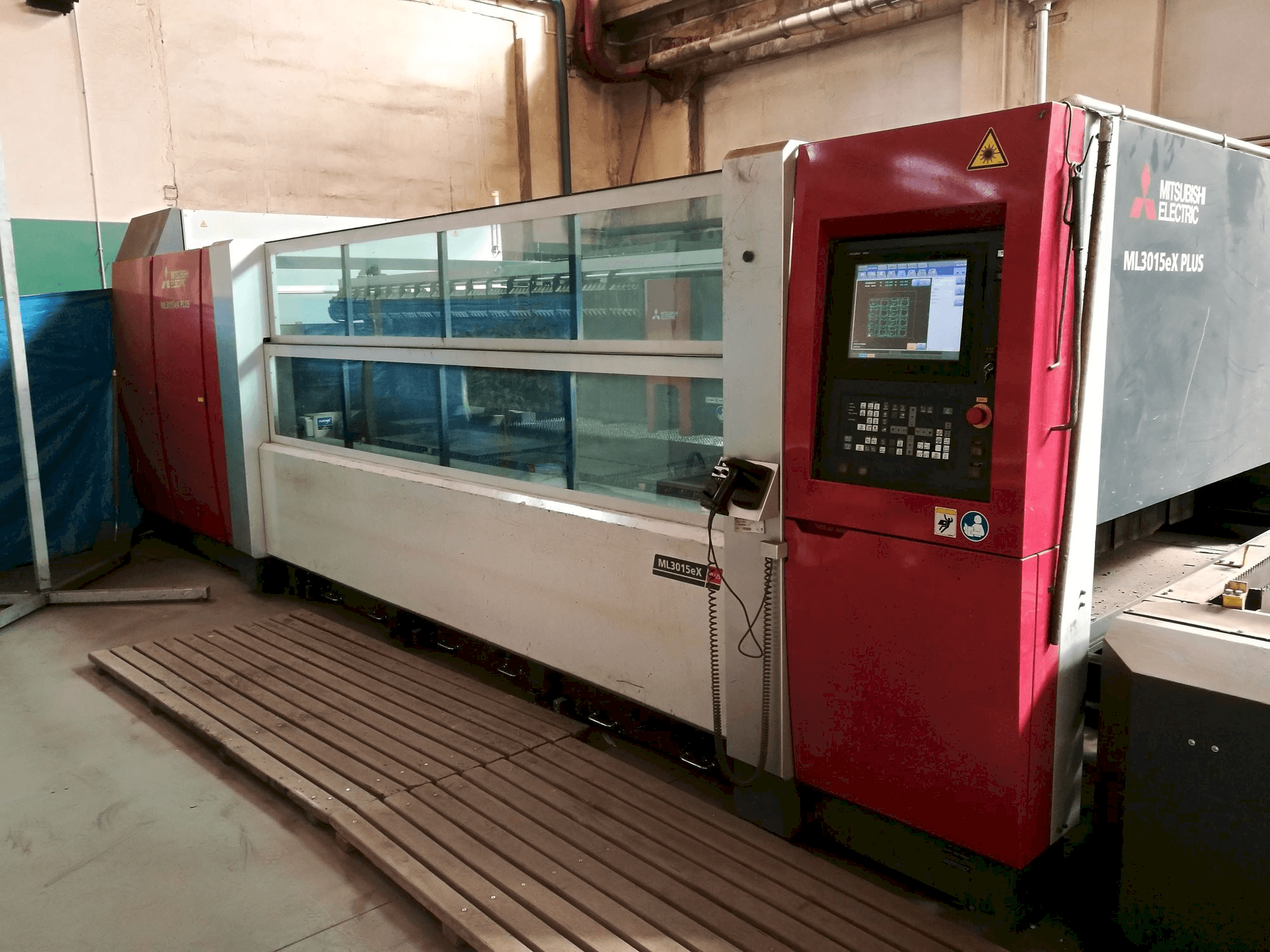 Koneen Mitsubishi ML3015eX(S2)-45CF-R etunäkymä