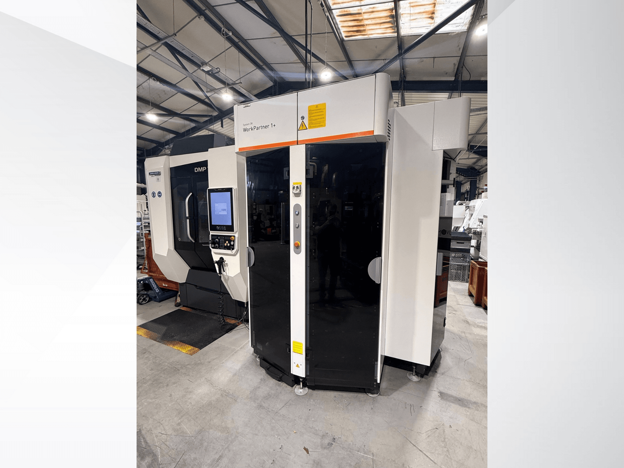 DMP WorkPartner 1+, etukuva; siinä on kosketusnäyttöpaneeli ja turvallisuusindikaattorit tuotantoympäristössä.