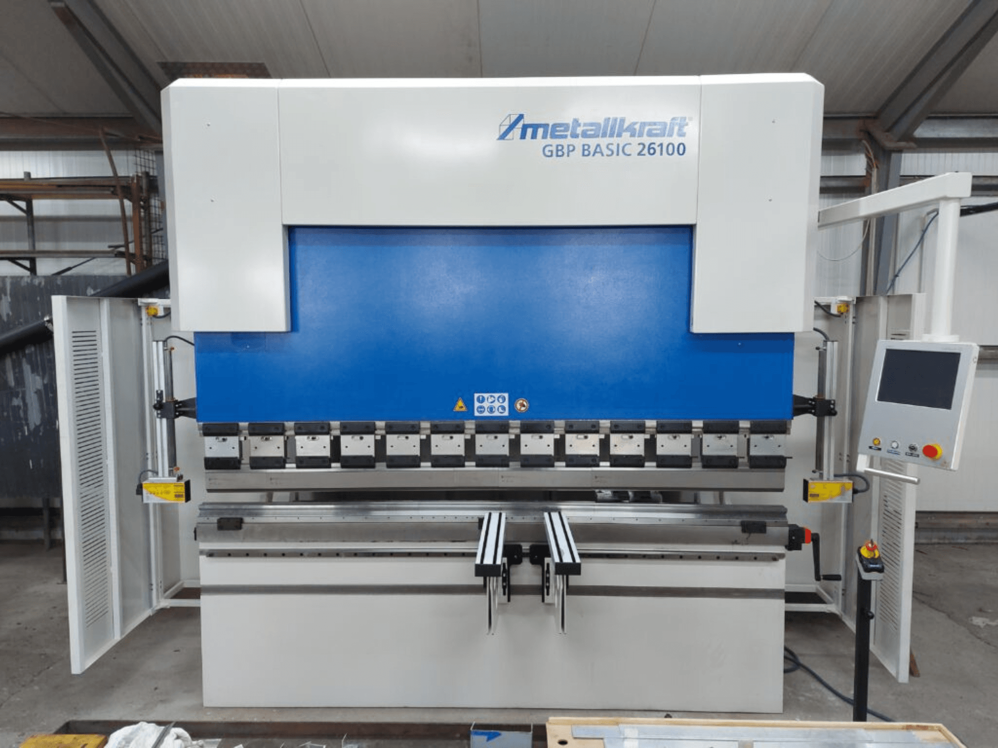 Metallkraft GBP BASIC 26100 -rullan taivutuskone edestä katsottuna, ohjauspaneeli ja taivutusalueen ominaisuudet.