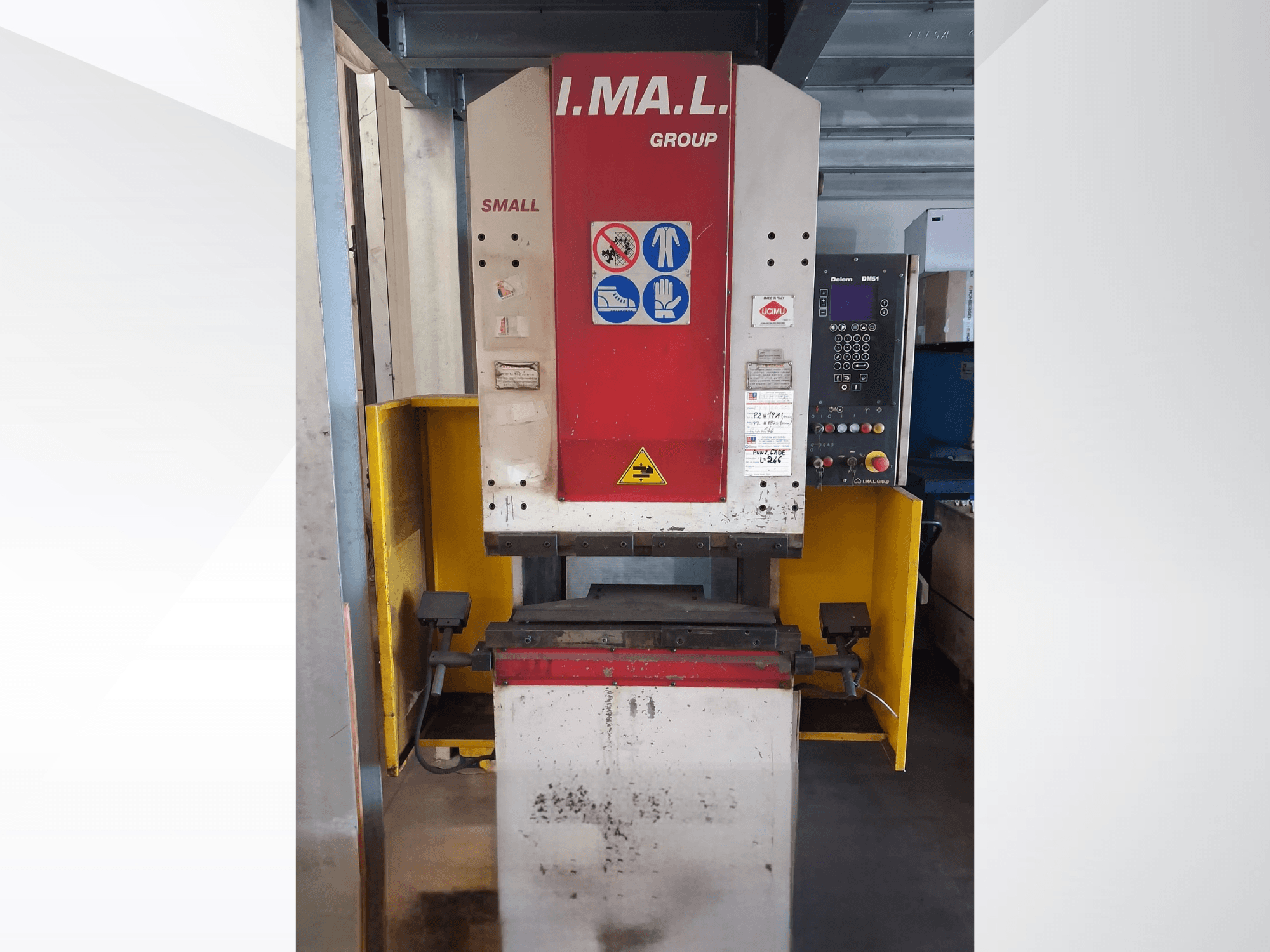 IMAL SMALL 835/25 -taivutuspuristimen etunäkymä, jossa näkyvät ohjauspaneeli, turvallisuusmerkit ja keltainen suojakotelo.