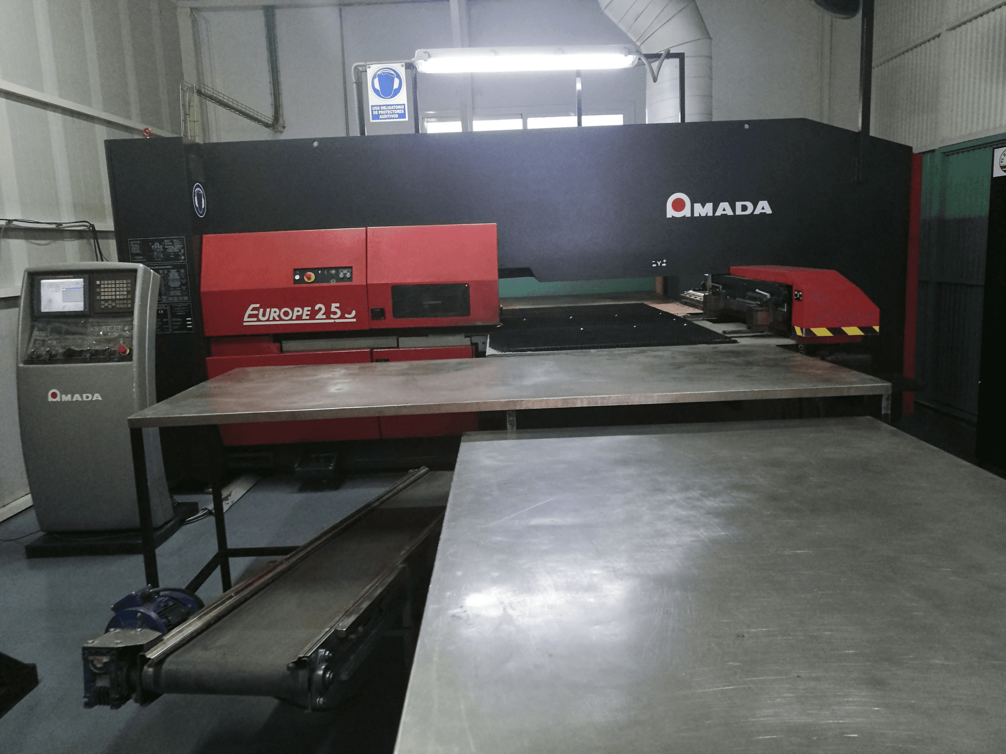 Koneen AMADA etunäkymäEUROPE 255