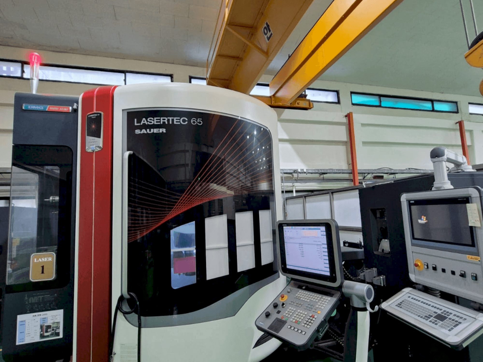 Koneen DMG Mori Seiki LaserTech 65 etunäkymä
