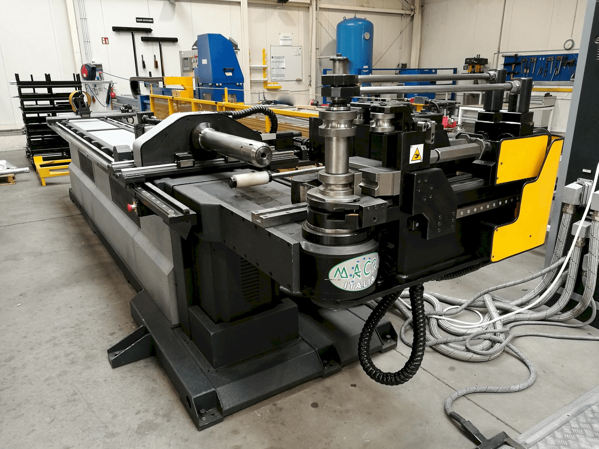 Koneen Macri Italia PROVAR 6-65 etunäkymä