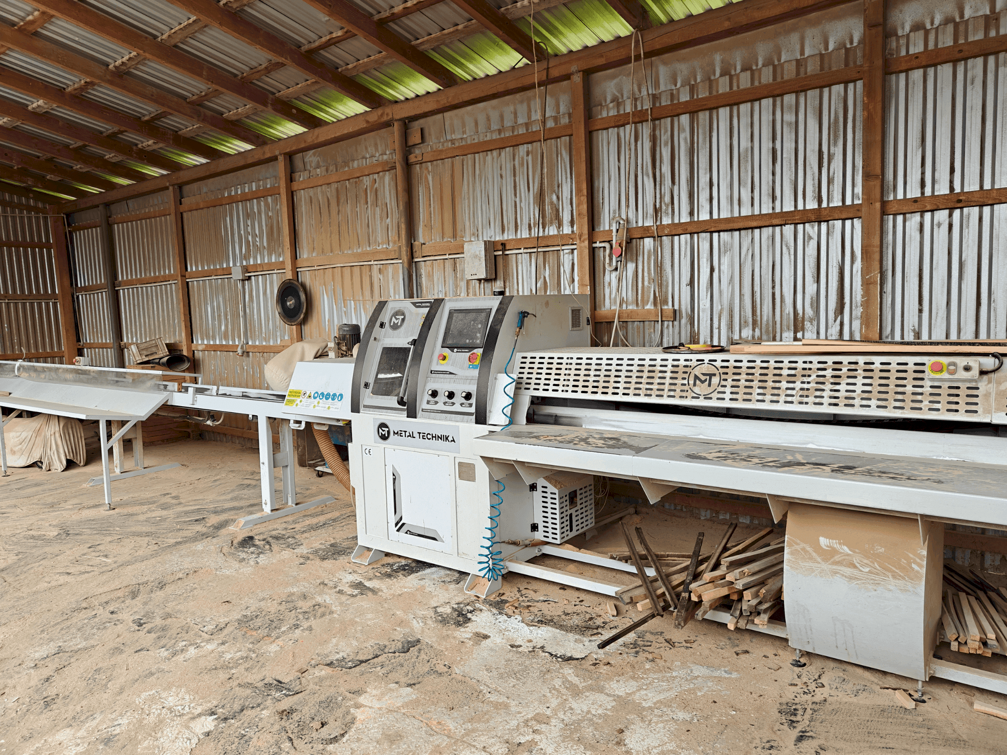 Koneen METAL TECHNIKA OWD-1600 etunäkymä