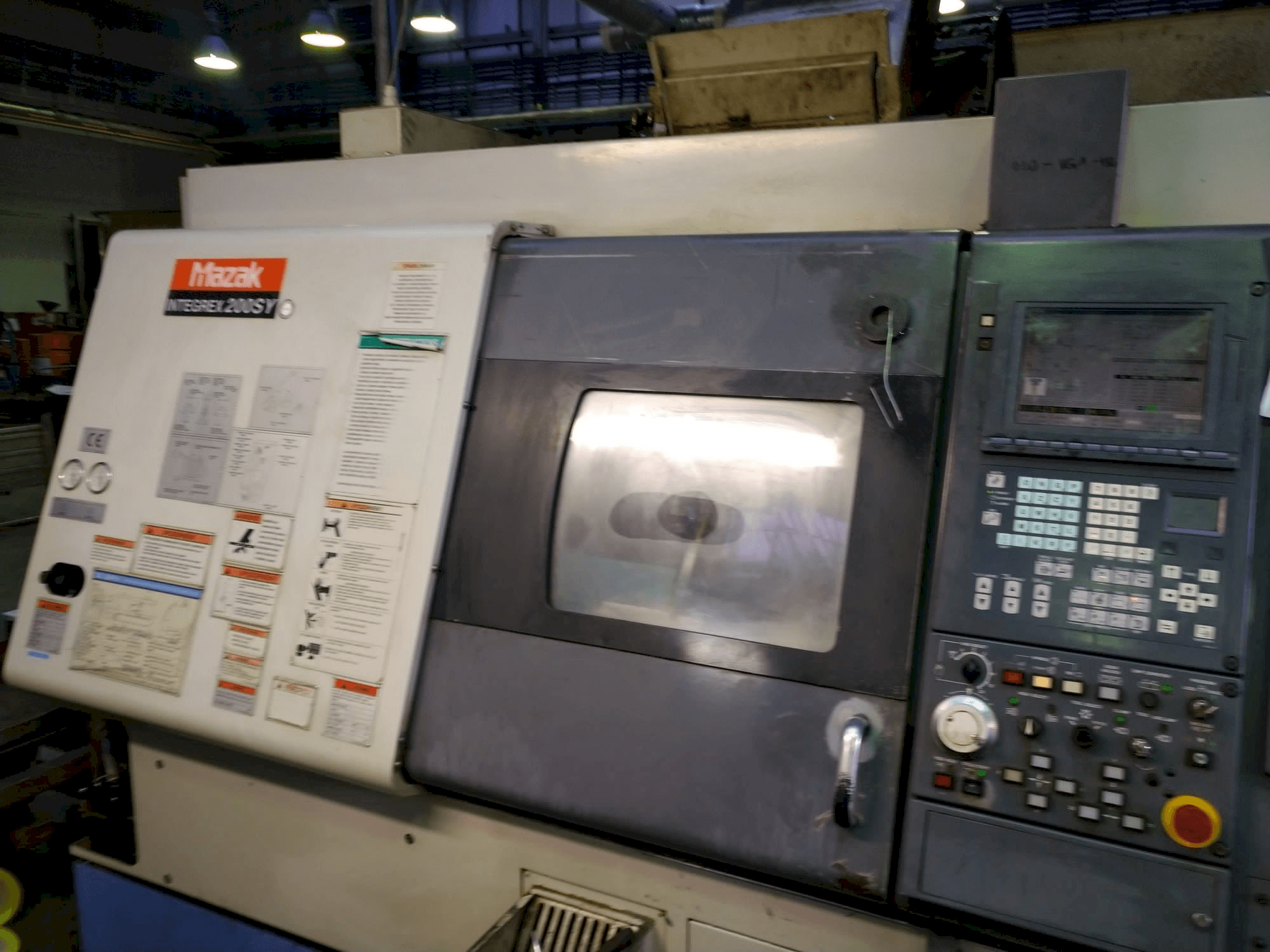 Koneen Mazak Integrex 200 SY vasemman sivun näkymä