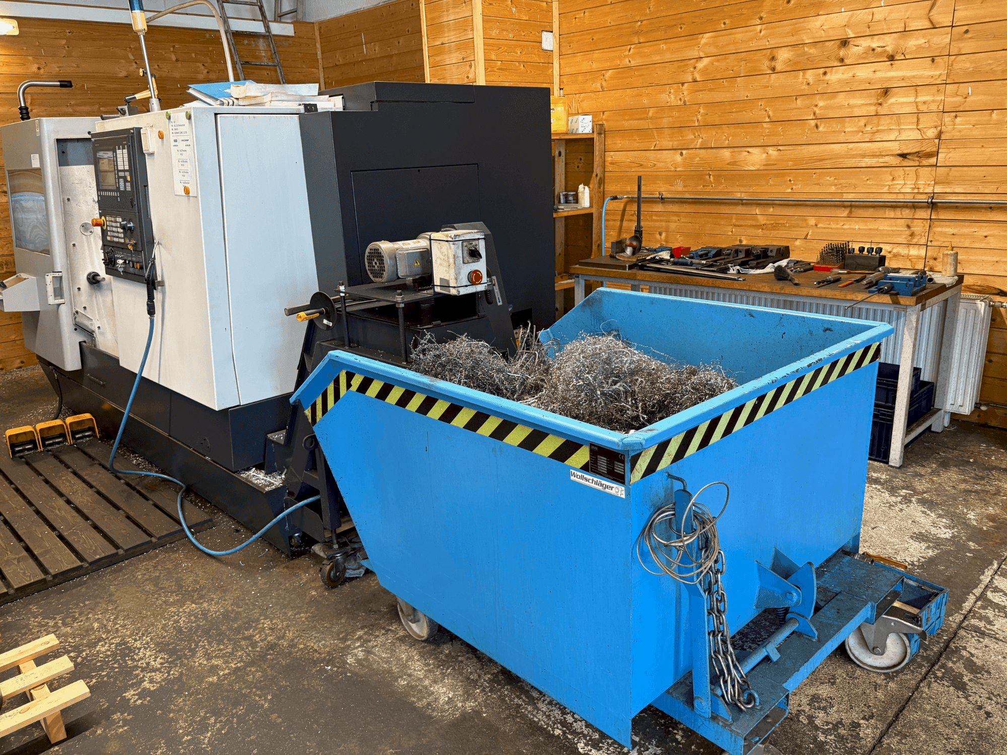 Koneen HWACHEON Cutex 240 etunäkymä