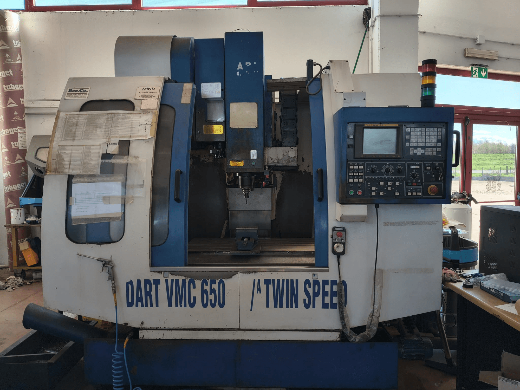DART VMC650 XL/A T.S -pystytyöstökeskus, etukuva, jossa on ohjauspaneeli, työkalunpidin ja toiminnallisia yksityiskohtia.