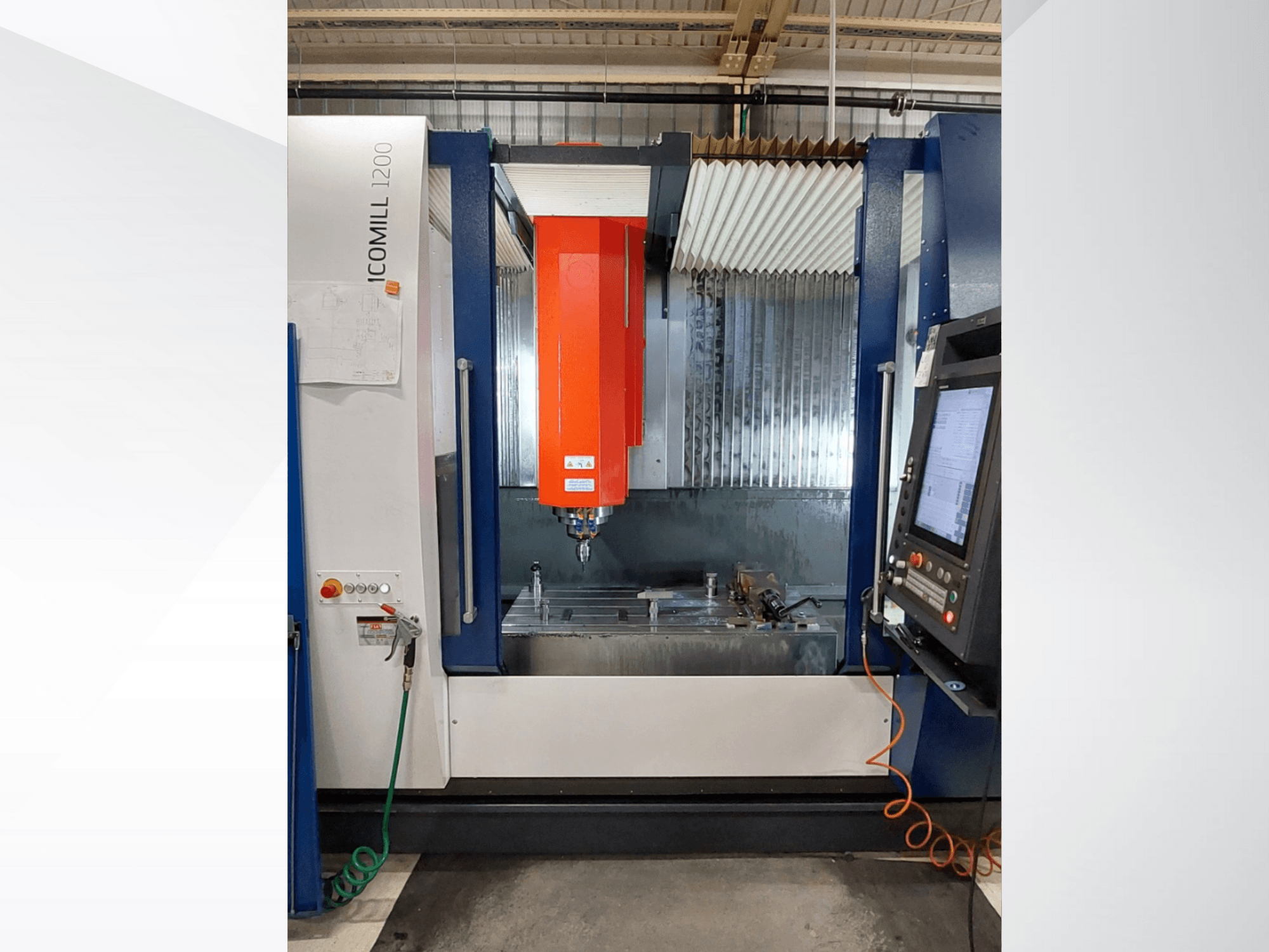 ICOMILL 1200 CNC-jyrsinkone, jossa on punainen kara, etukuva, jossa näkyy ohjauspaneeli ja työalue työkaluineen.