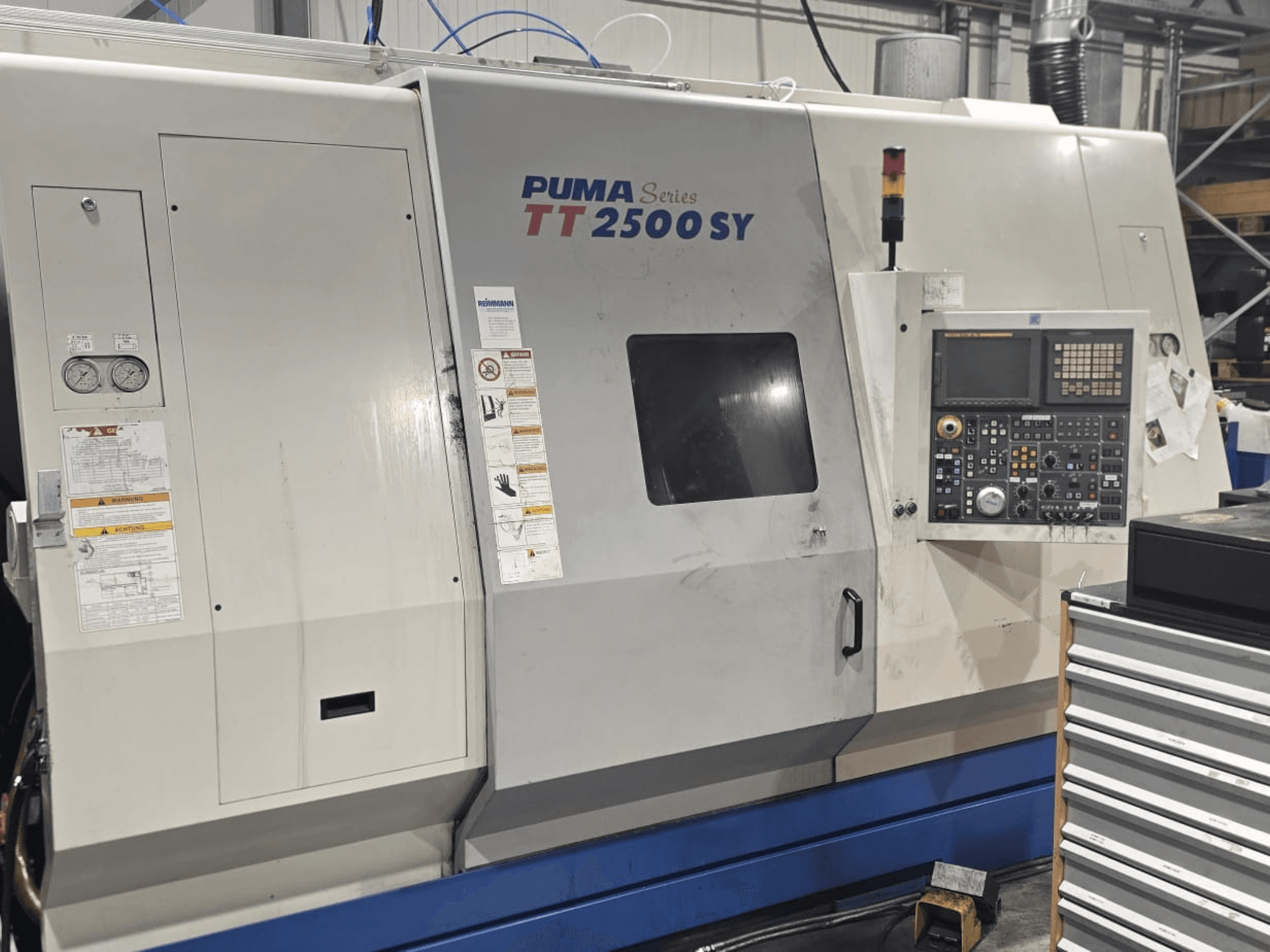 PUMA-sarjan TT 2500 SY CNC-sorvi, etukuva; ohjauspaneeli, jossa mittaritaulut ja painikkeet, mittarit ja toimintakilvet näkyvissä.