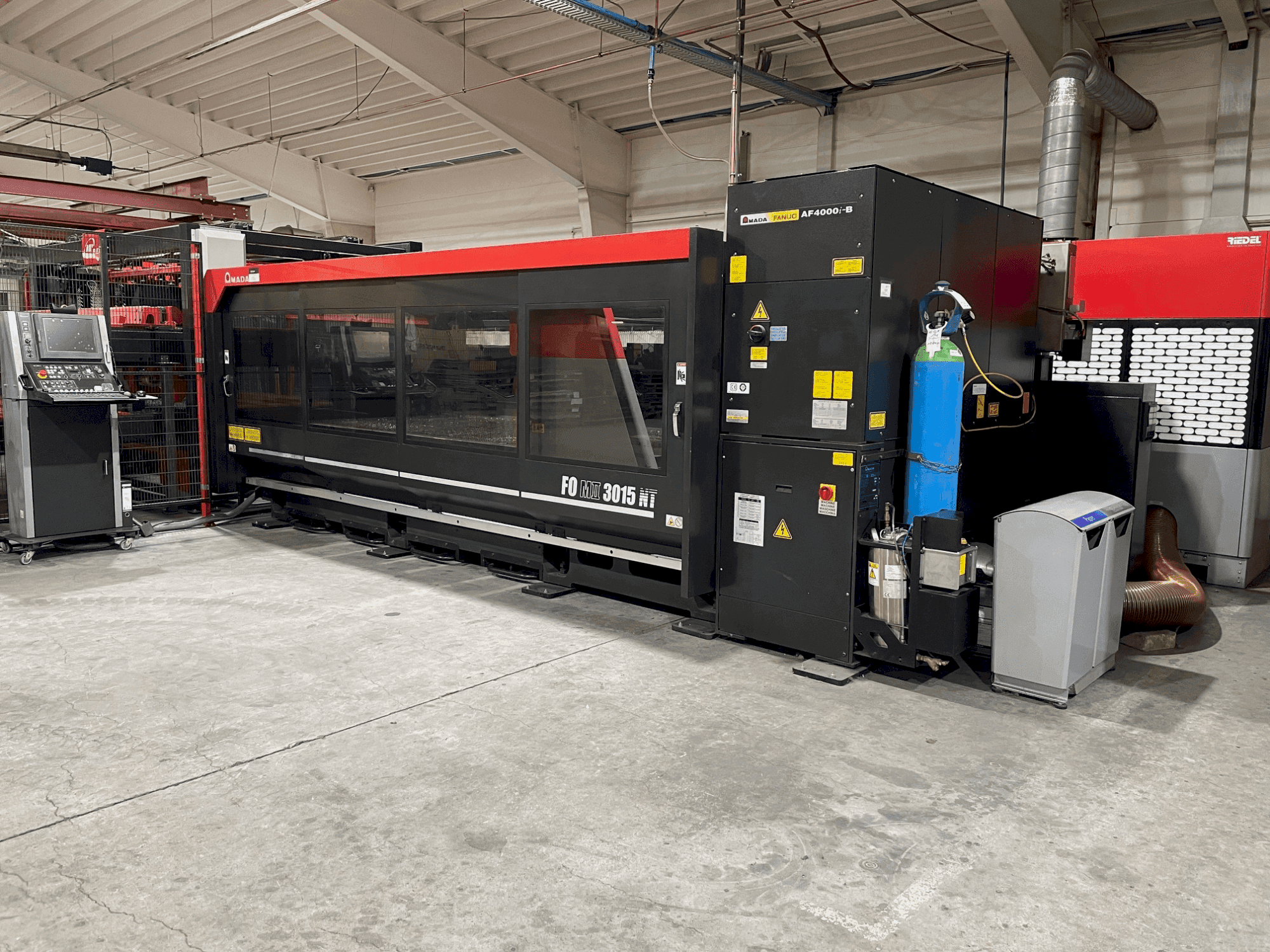 Koneen AMADA FOM2 3015 NT etunäkymä