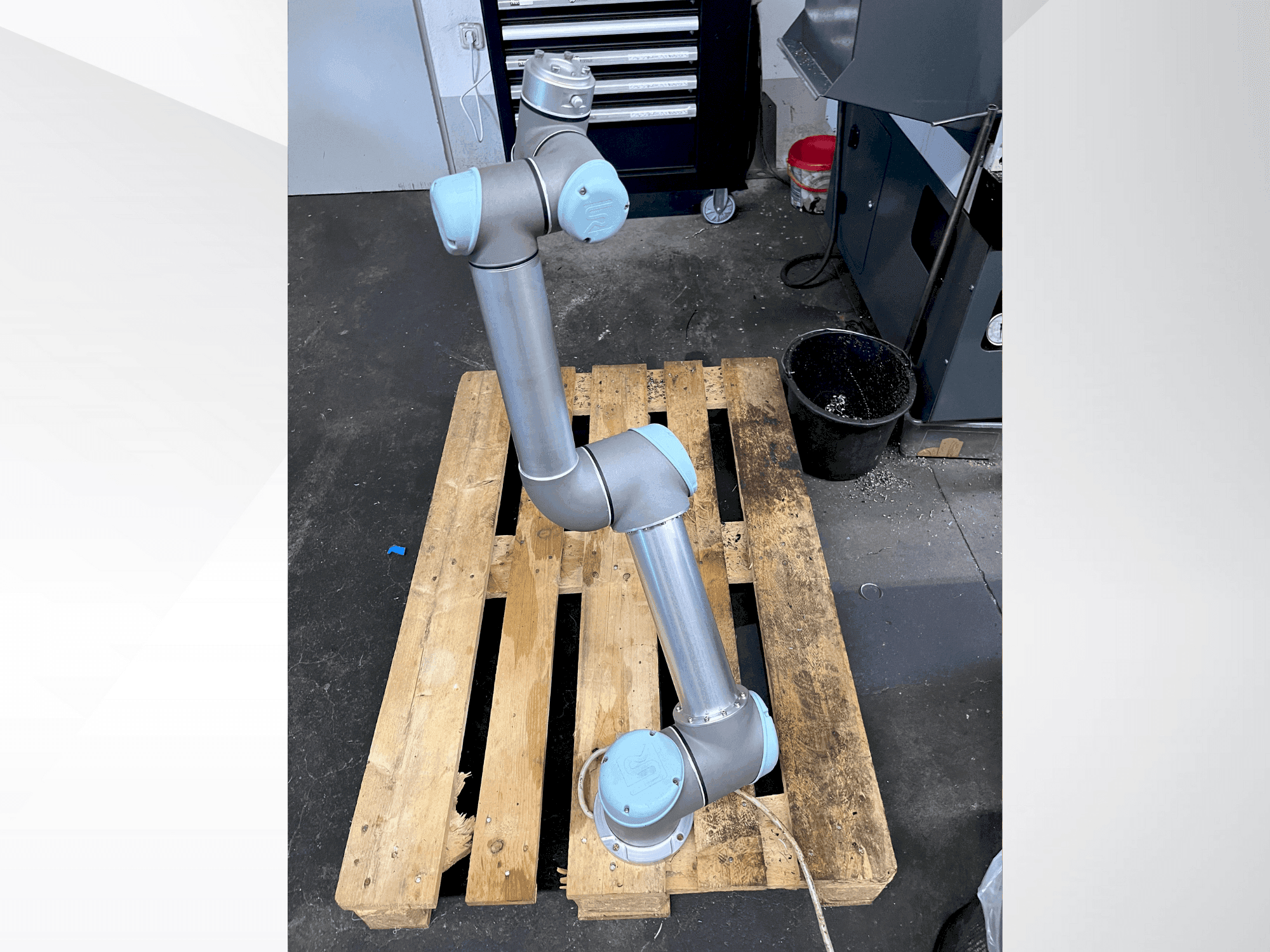 Koneen Universal Robots UR5 CB3.1 etunäkymä